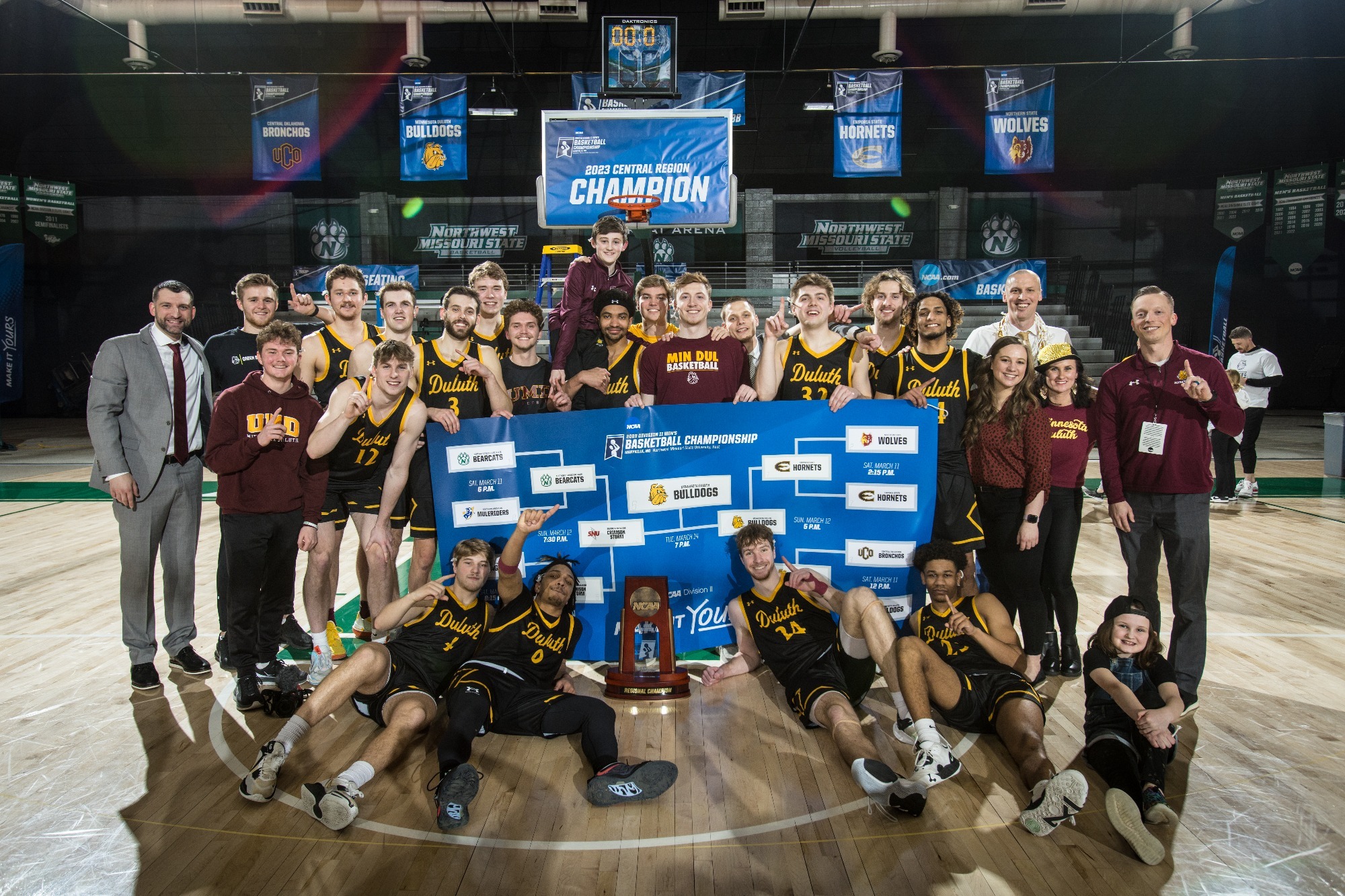 PHASE TWO COMPLETE UMD MEN'S BASKETBALL WINS CENTRAL REGIONAL TITLE 62