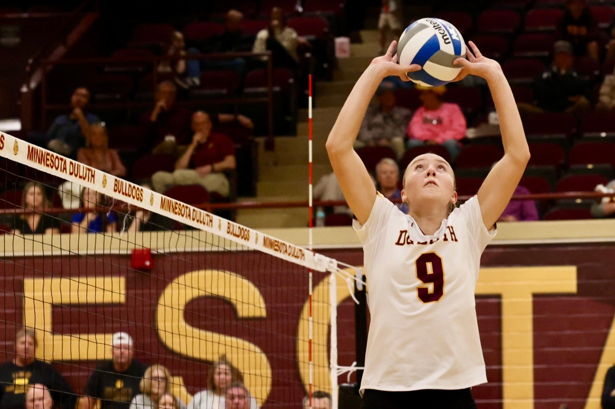 UMD Volleyball setter Ava Jones