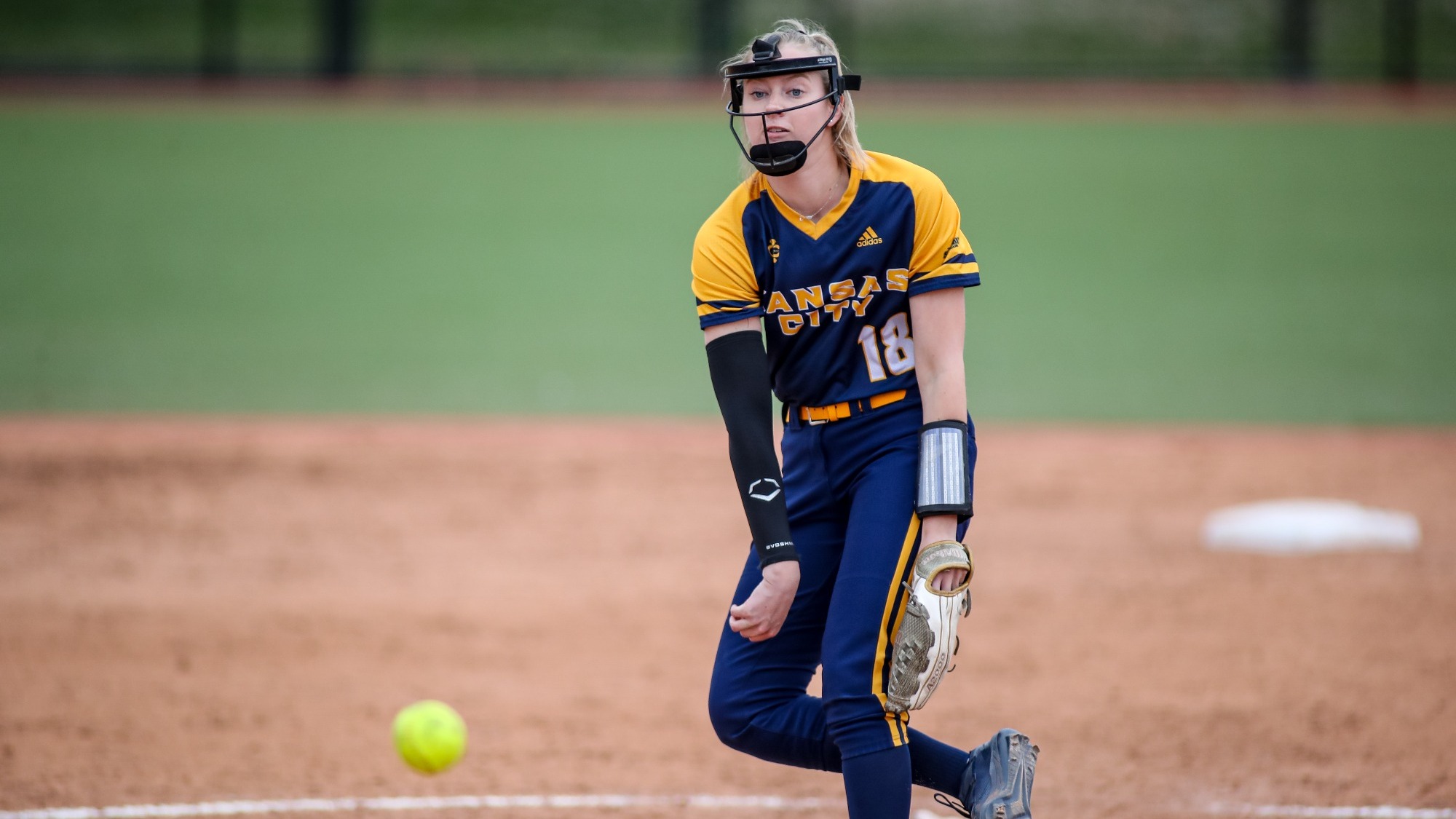 Kansas City Softball Wins Series Over Western Illinois University of