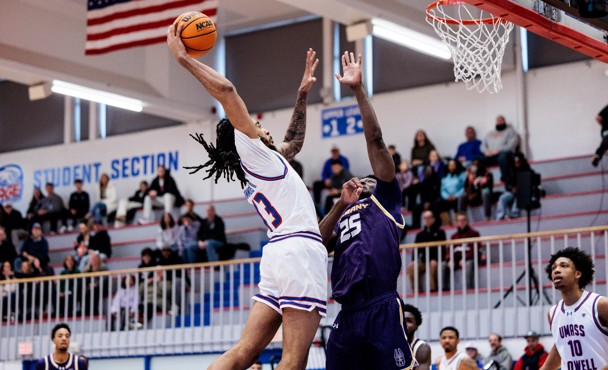 Shawn Simmons dunking over UAlbany defender