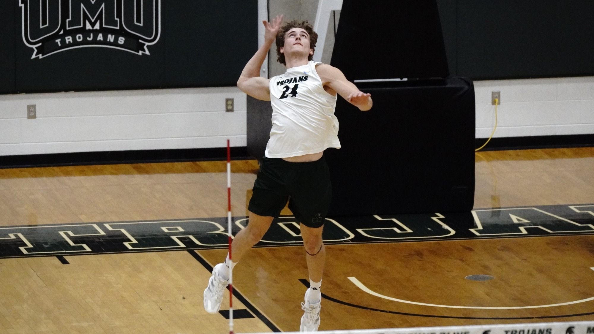 Matthew Ekberg serving