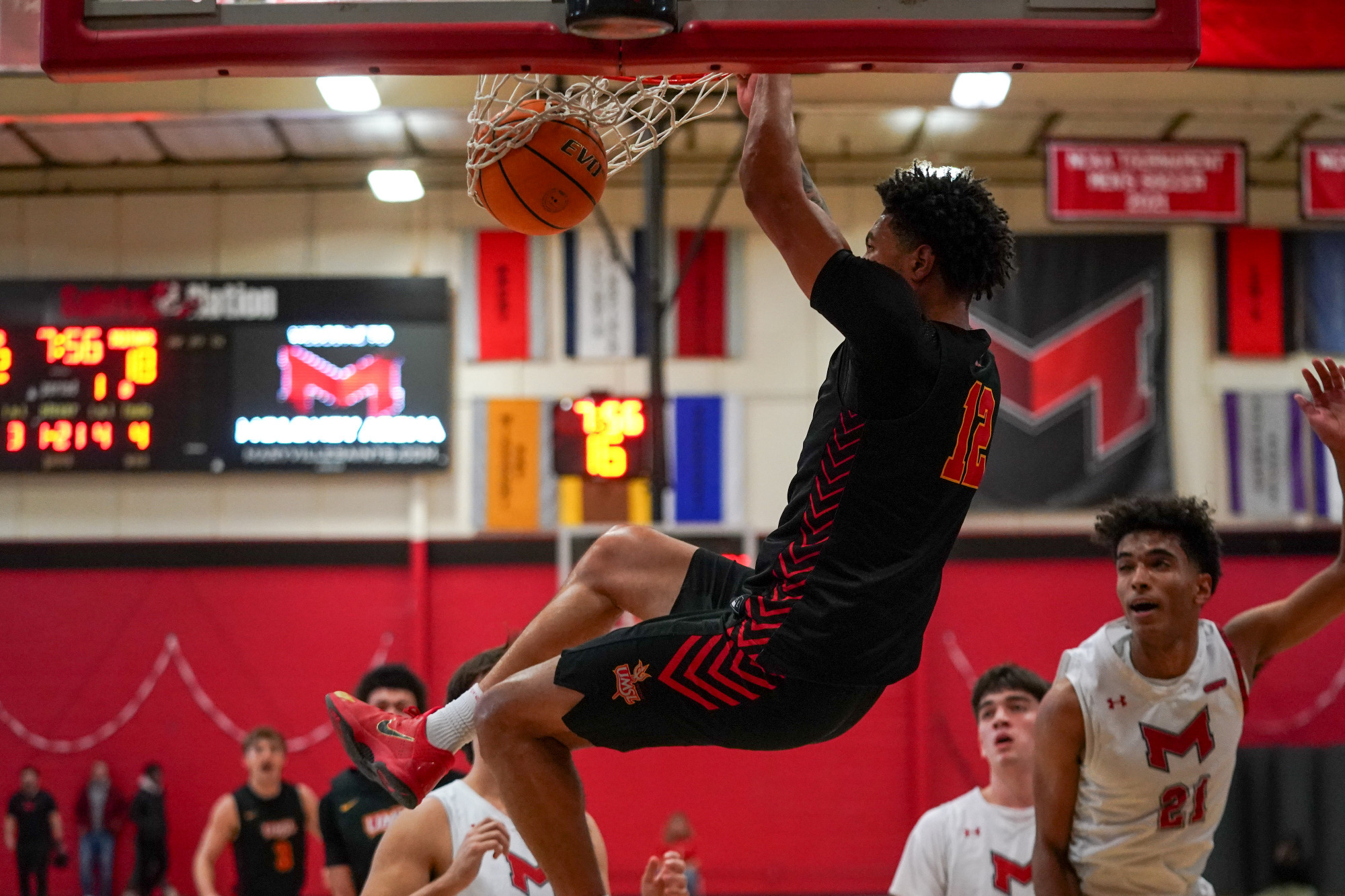Vincent Davis III slams it home in a game against Maryville on December 9, 2025