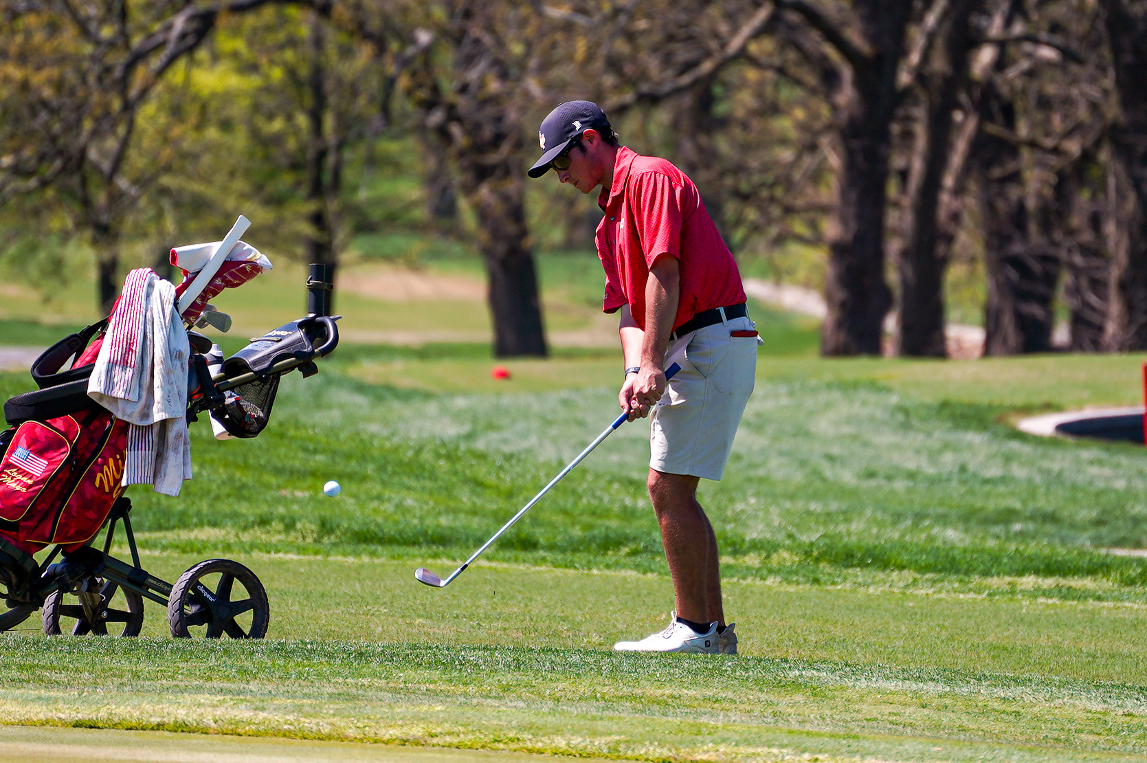 Logan Mayo chipping onto the green