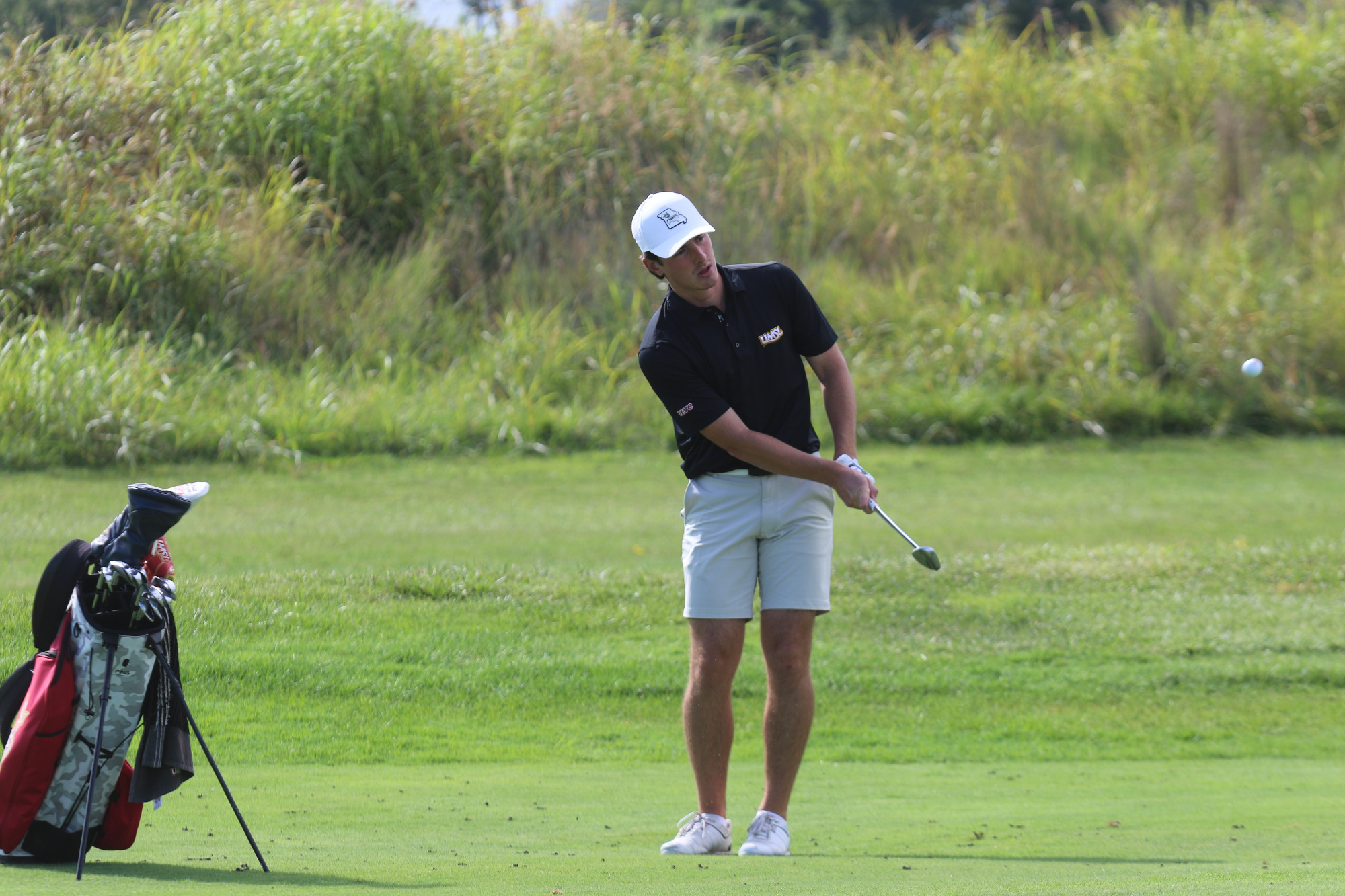 Leo Baudry chipping a ball onto the putting green