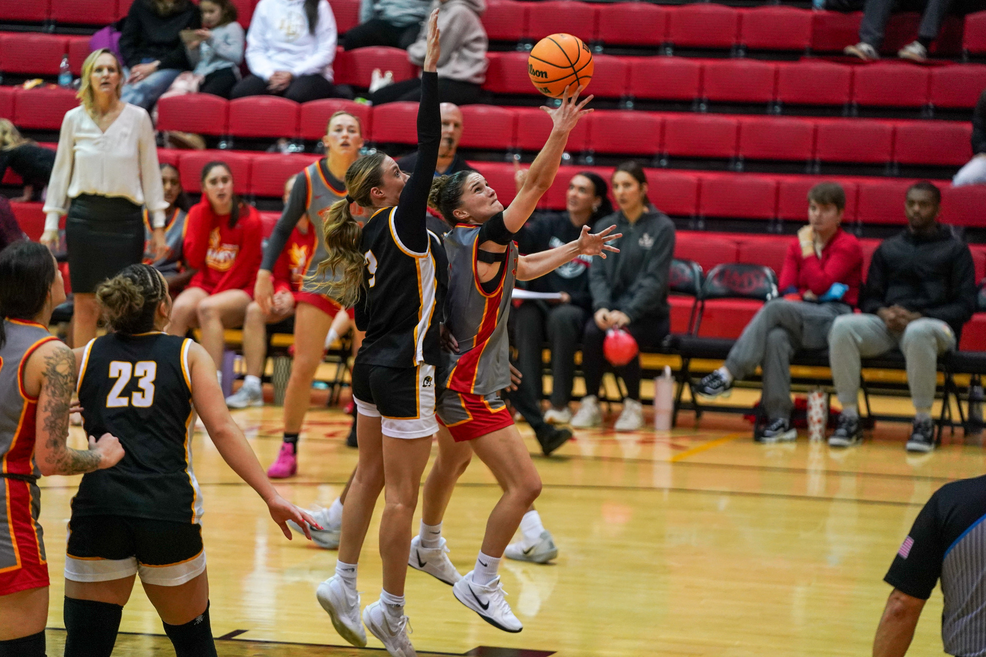 Anna Costa Riera makes a driving layup