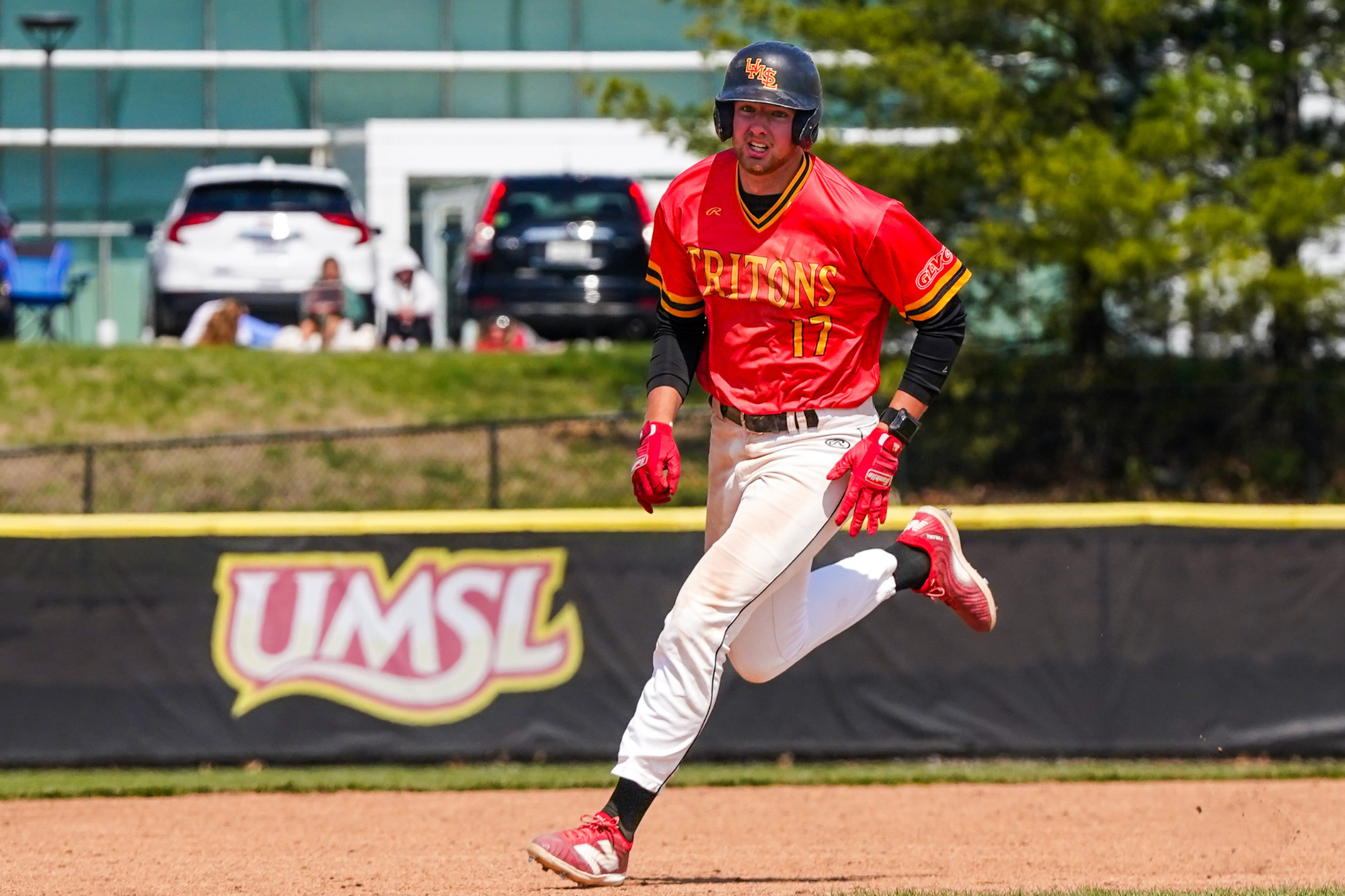 Justin Terhaar rounding second base and running towards third