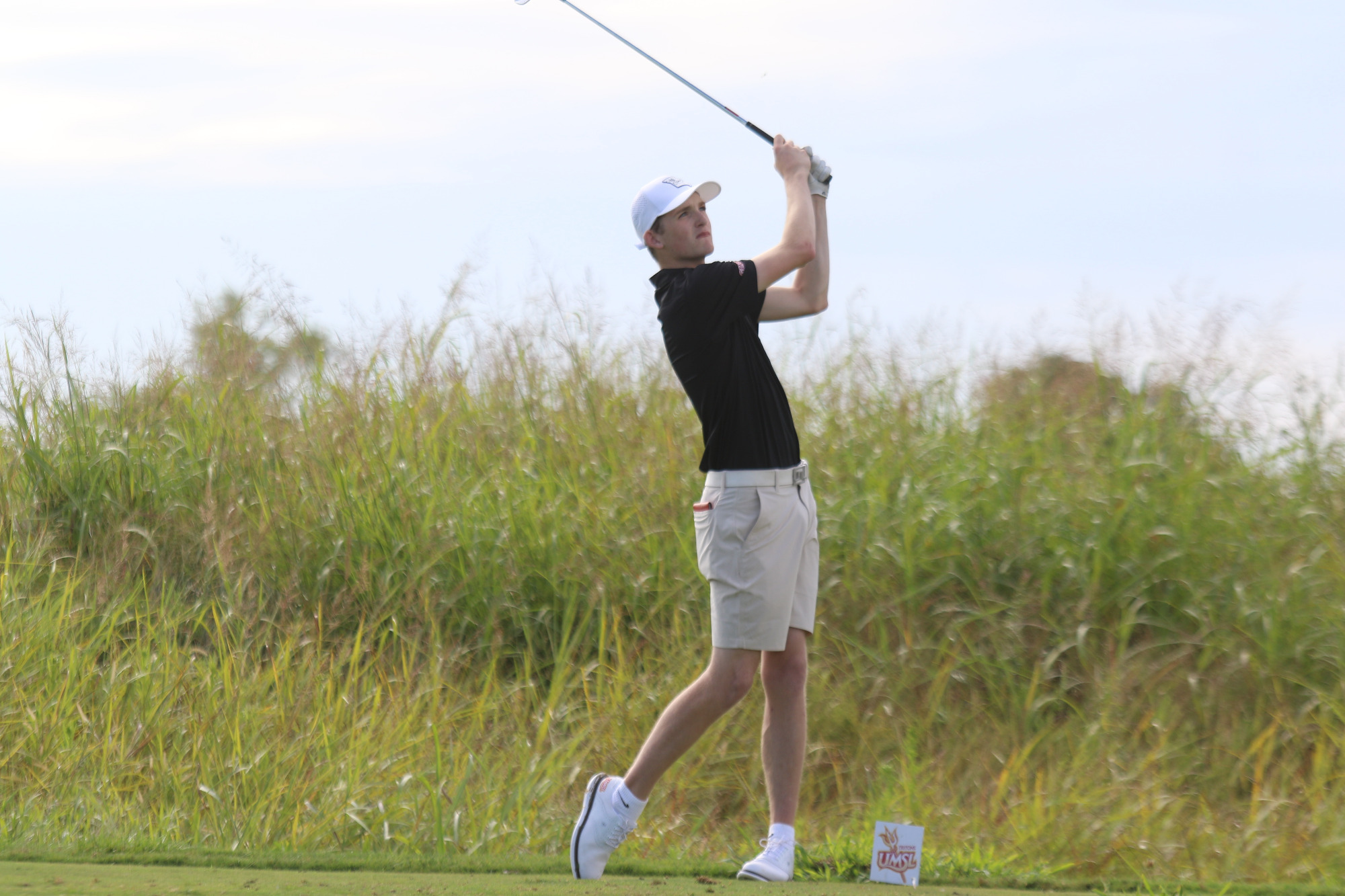 Nate Warren watches his tee shot after teeing off during the Arch Cup