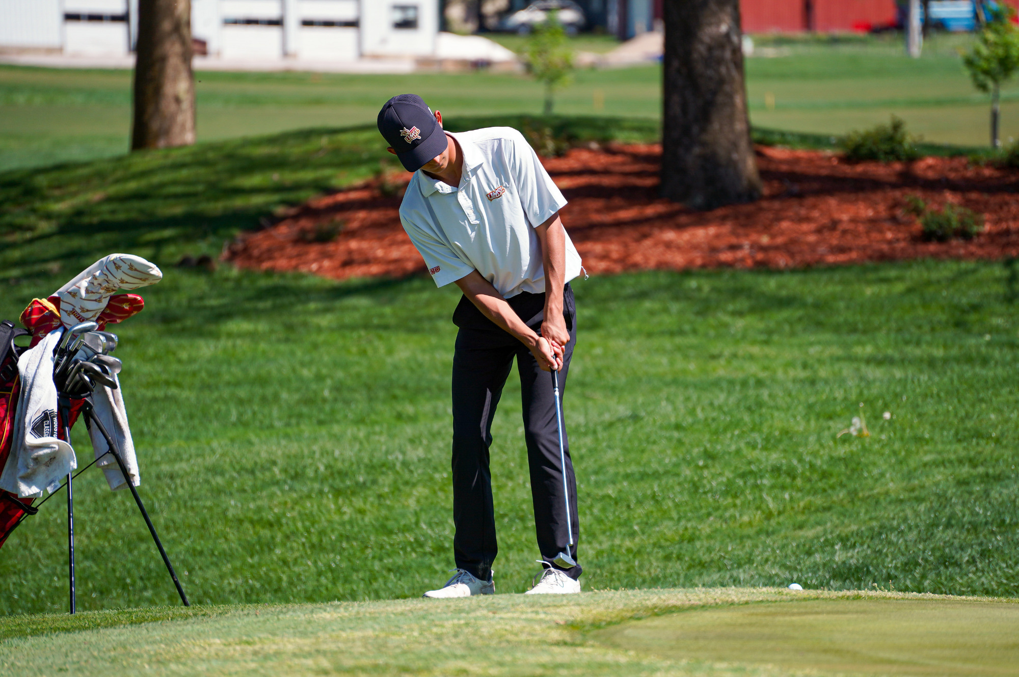 Trigg Lindahl chipping on to the putting green