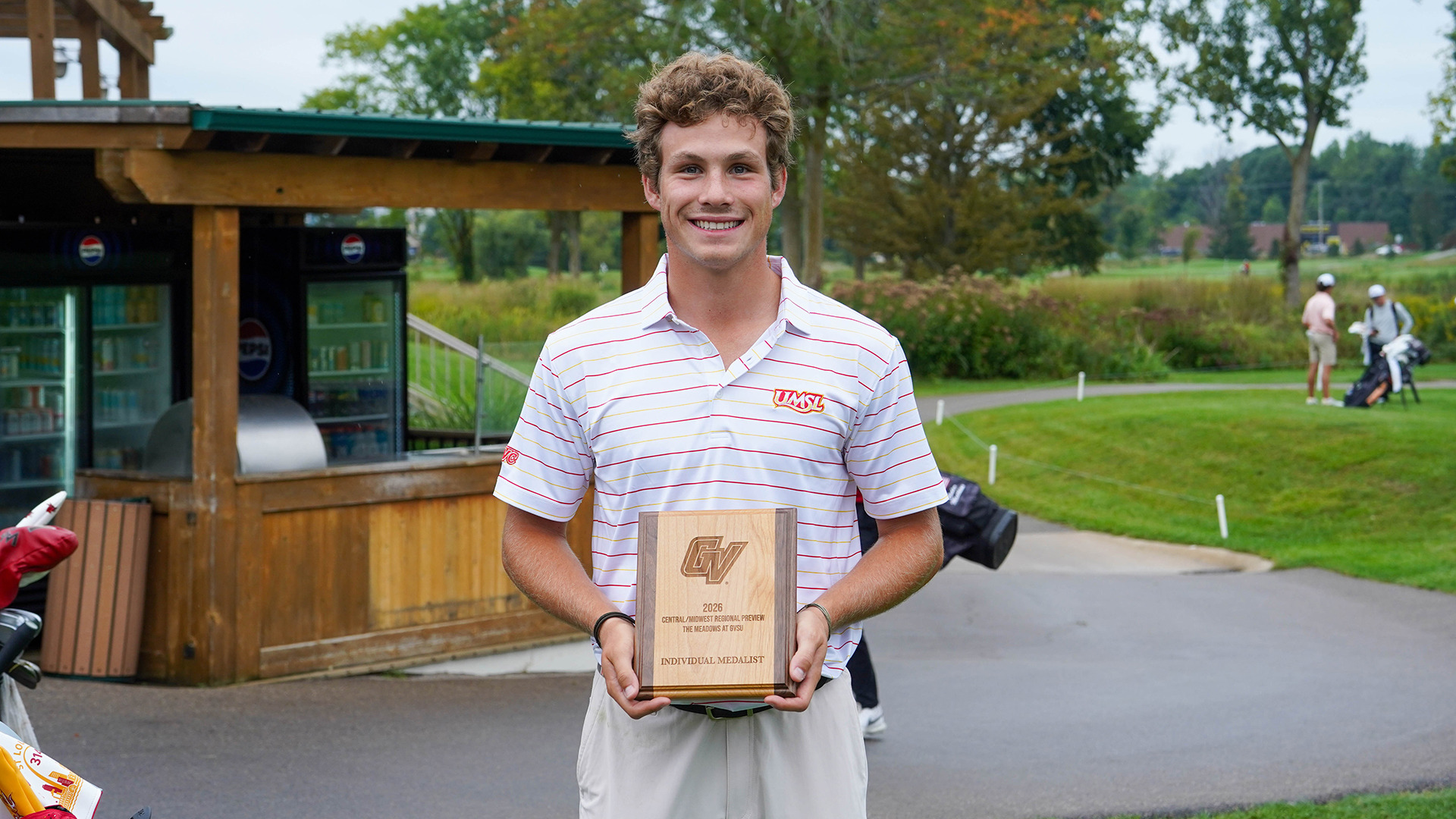 Campbell Cox poses with his individual medalist plaque after winning the Midwest/Central Region Preview