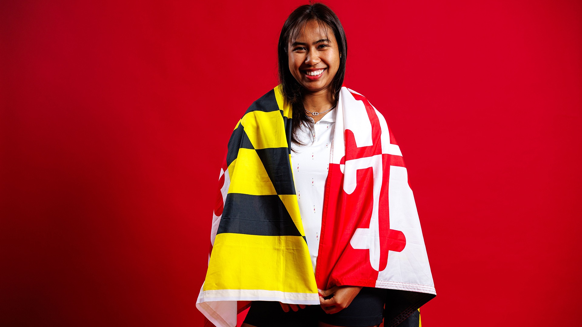 Surapa Janthamunee posed with flag