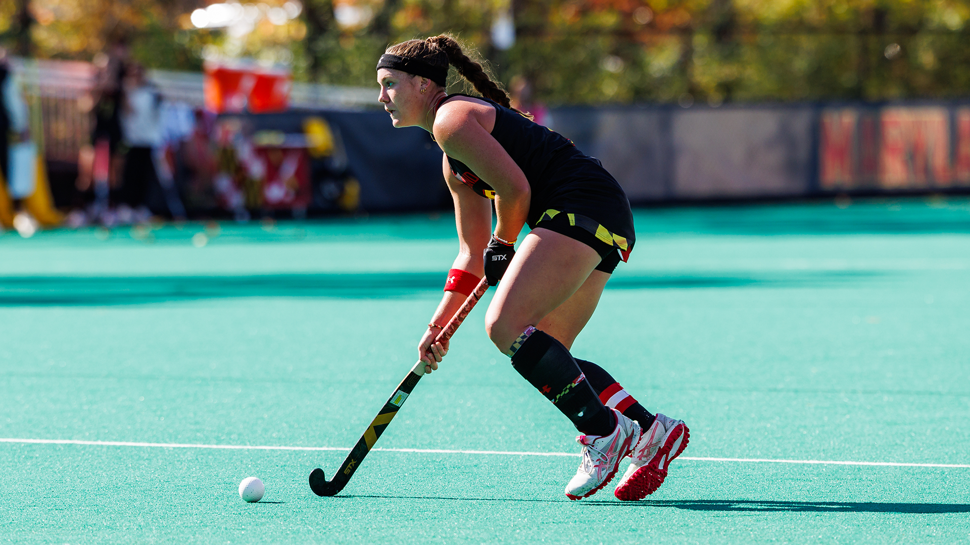 Josie Hollamon dribbling field hockey