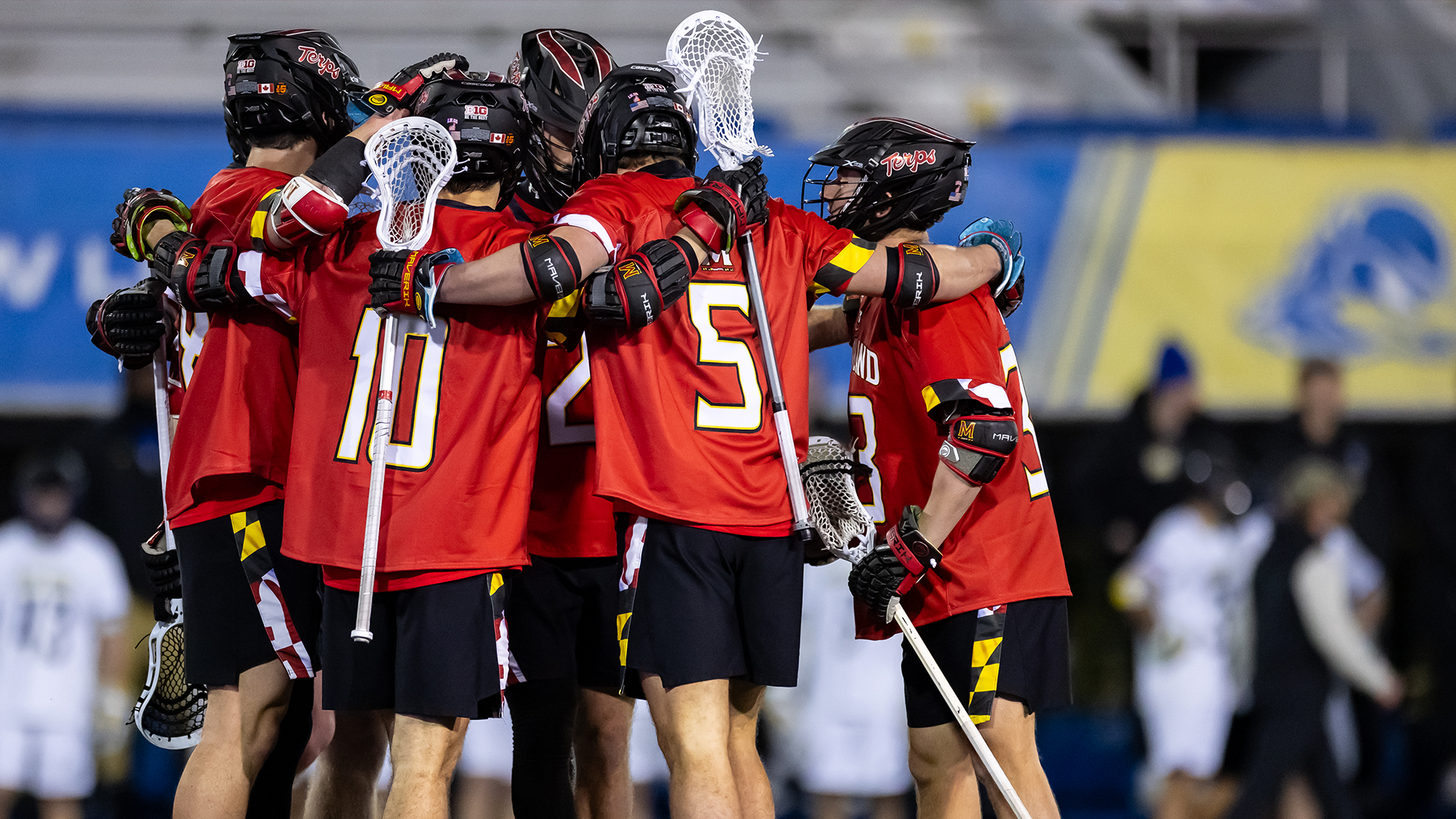 Men's Lacrosse Huddle after goal at delaware