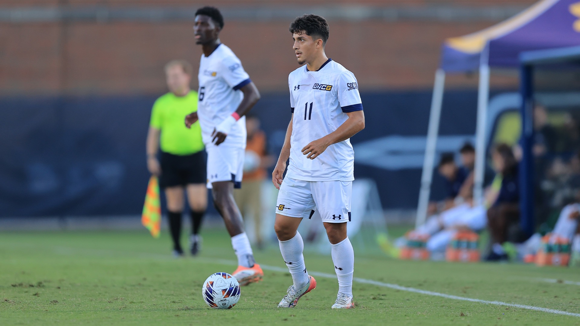 Steven Hernandez with the ball