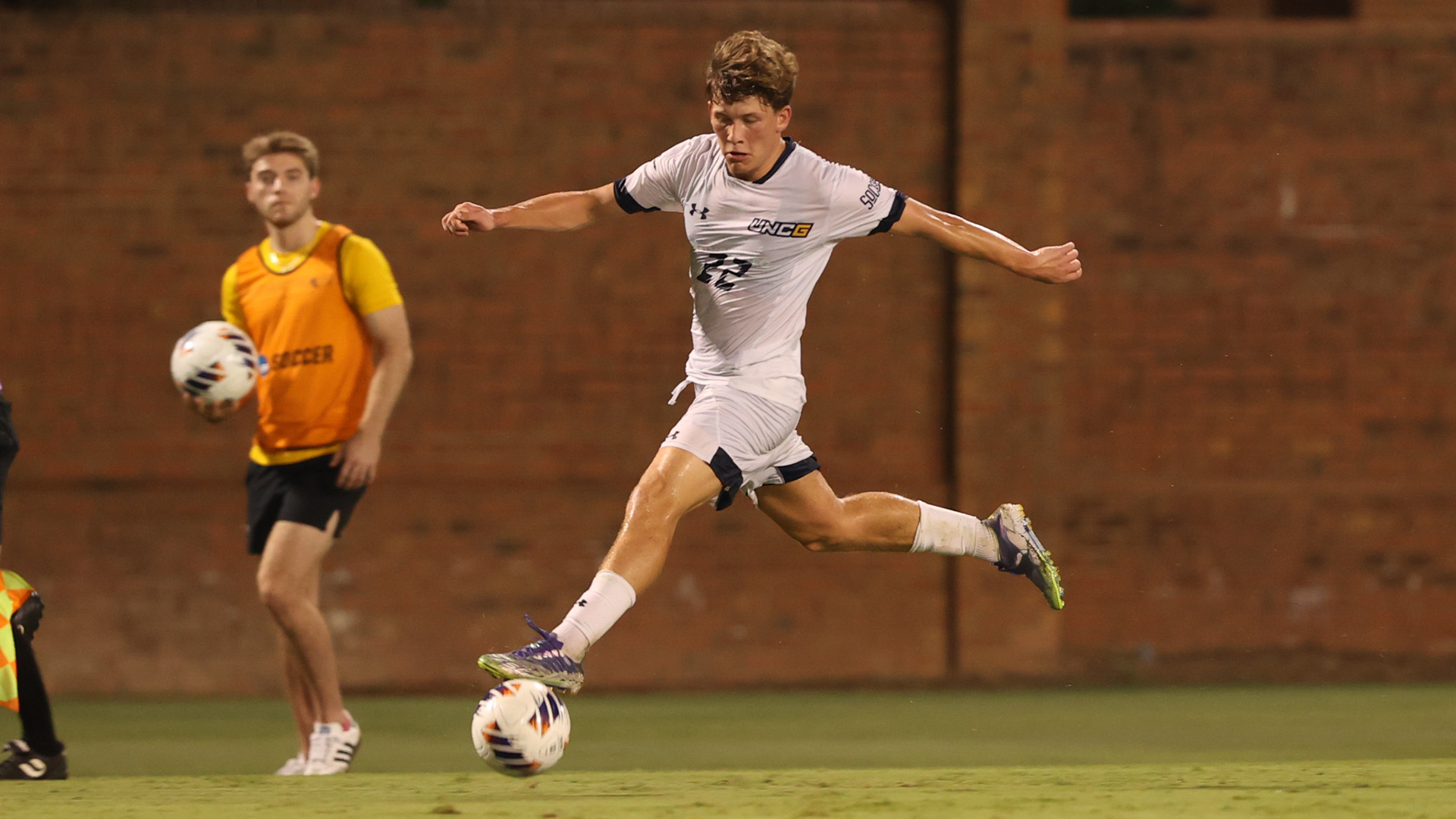 Trym Linberg with the ball