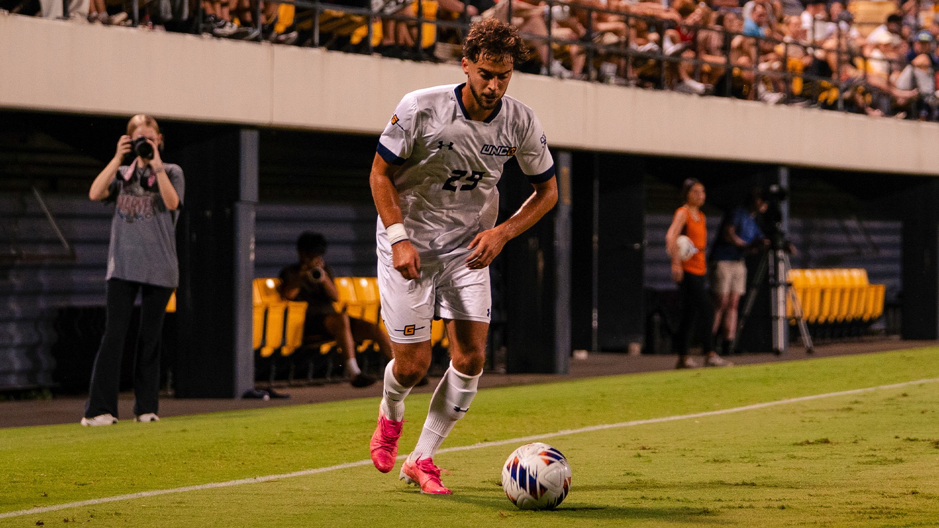 Malo Jungling with the ball