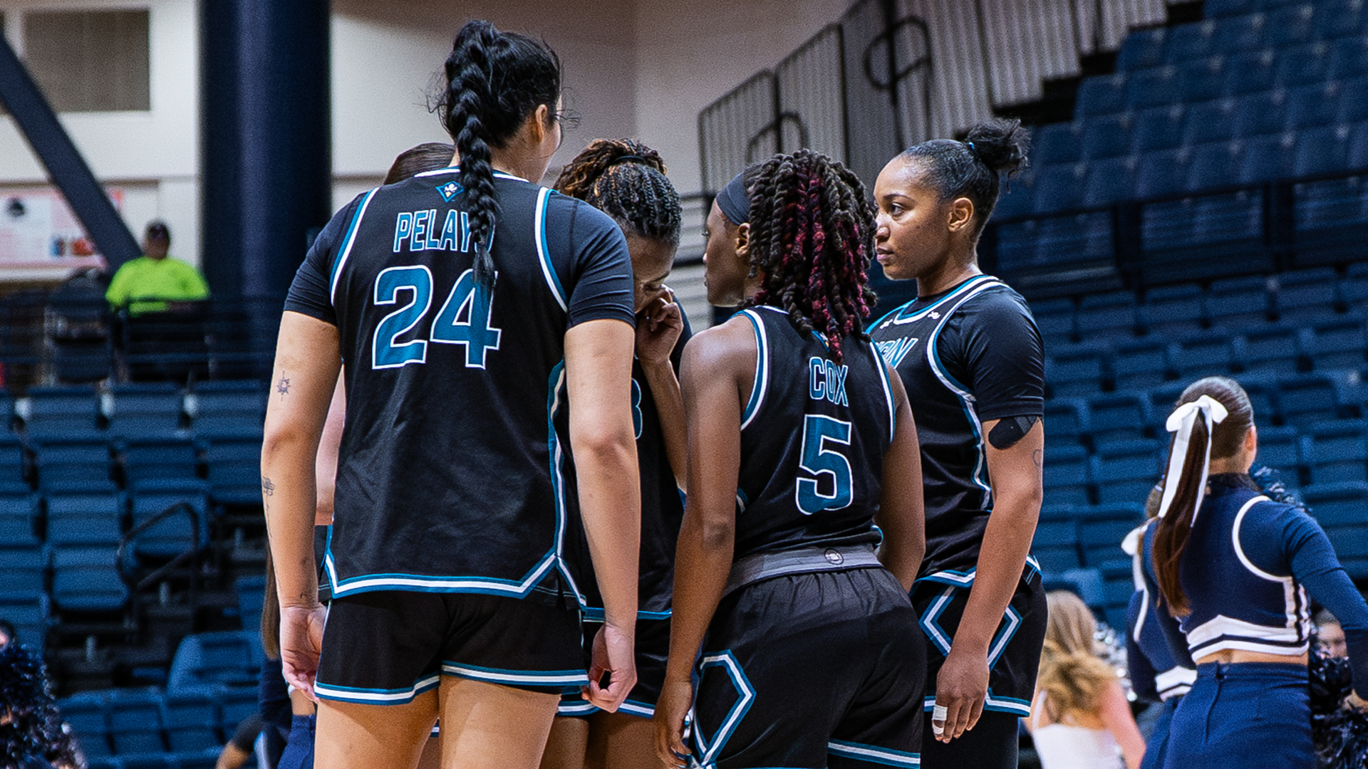 010926-wbb-huddle-Rodges