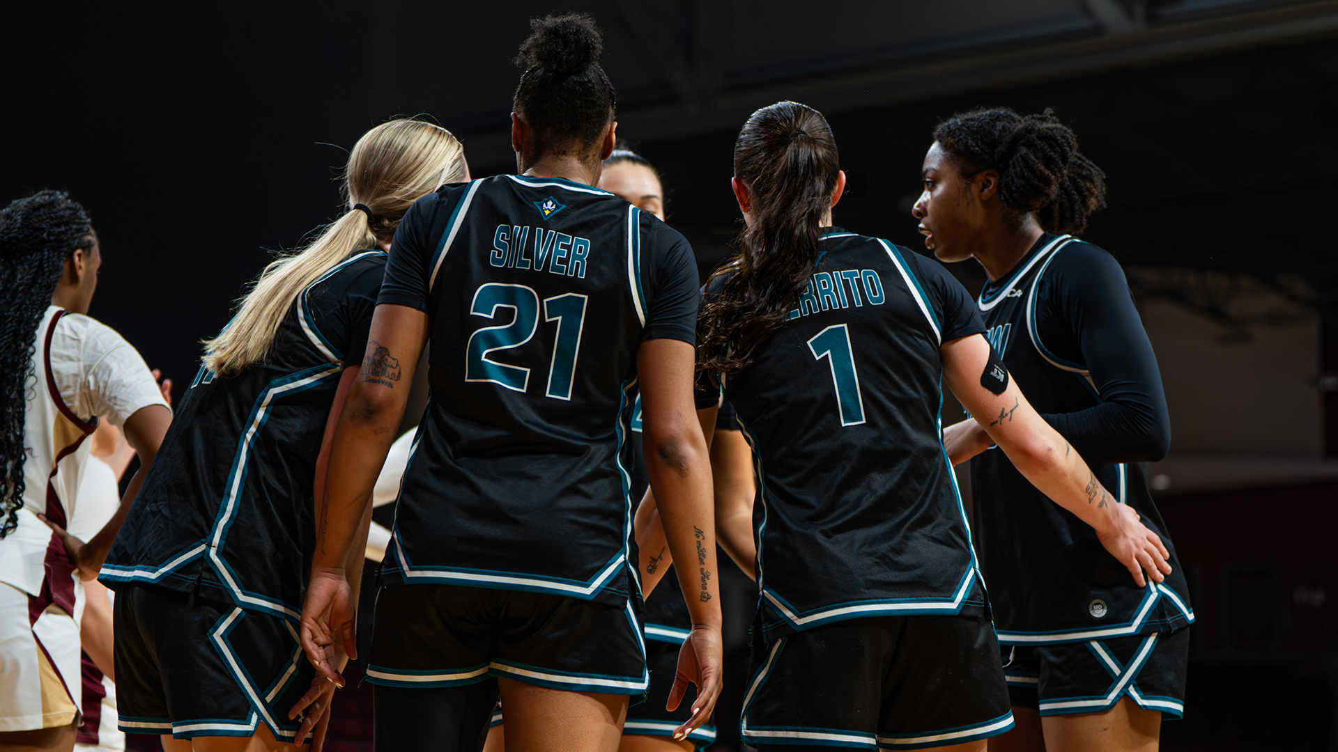 030726 Team huddles vs Elon