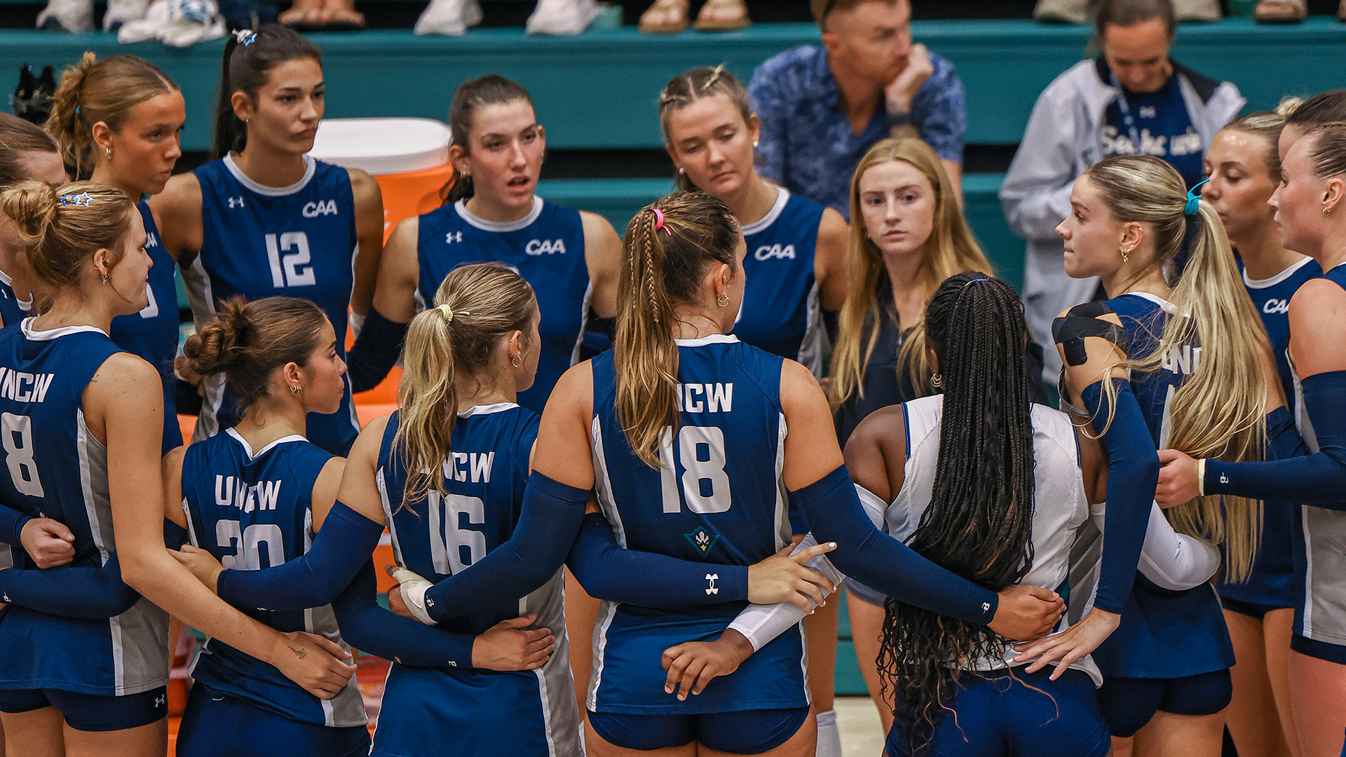 The Seahawks huddle up prior to the Kennesaw State match