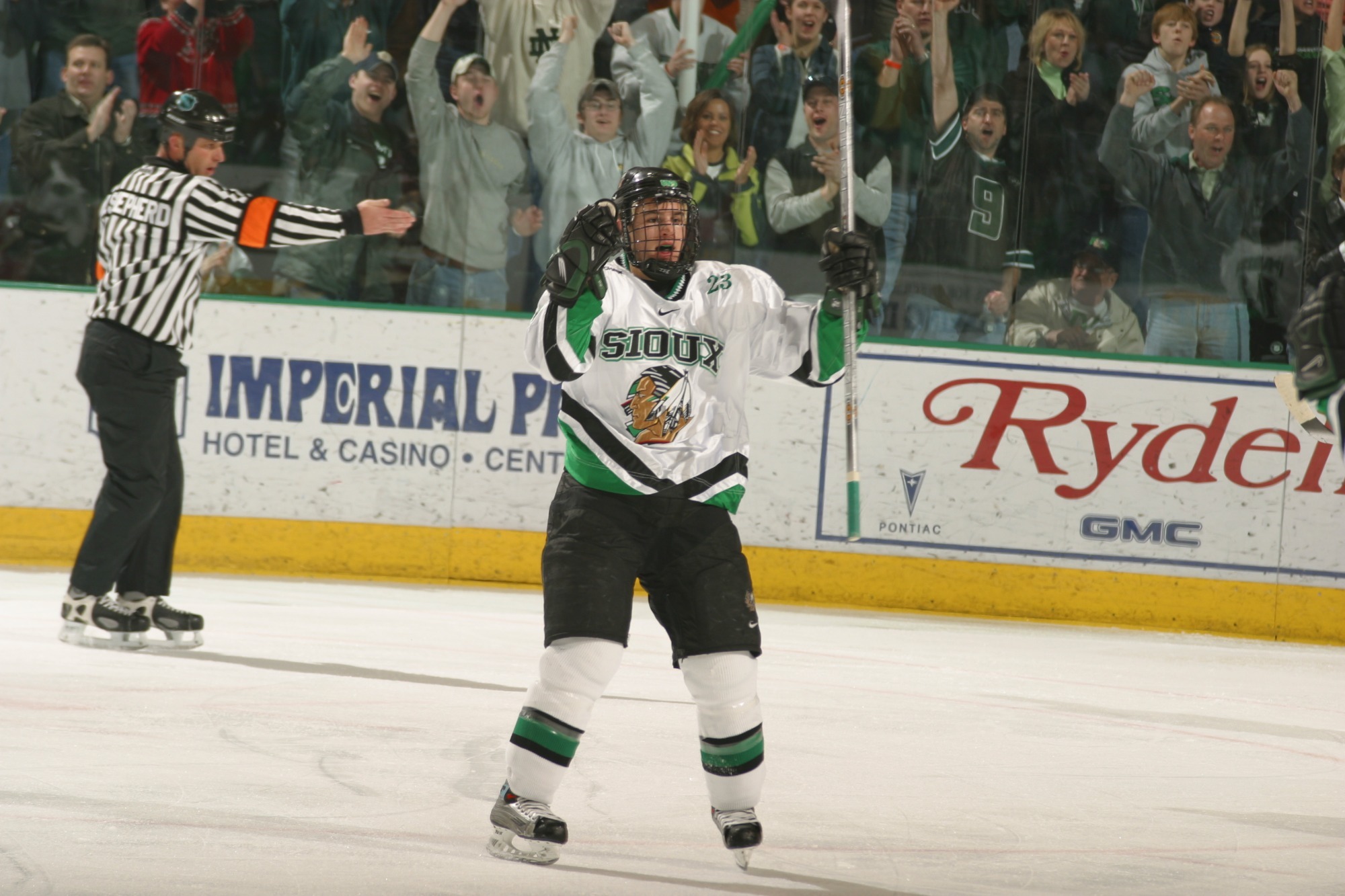 121225_HKY_Parise