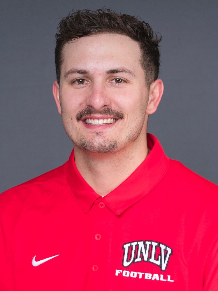 Nico Fertitta

2023 Football Headshots