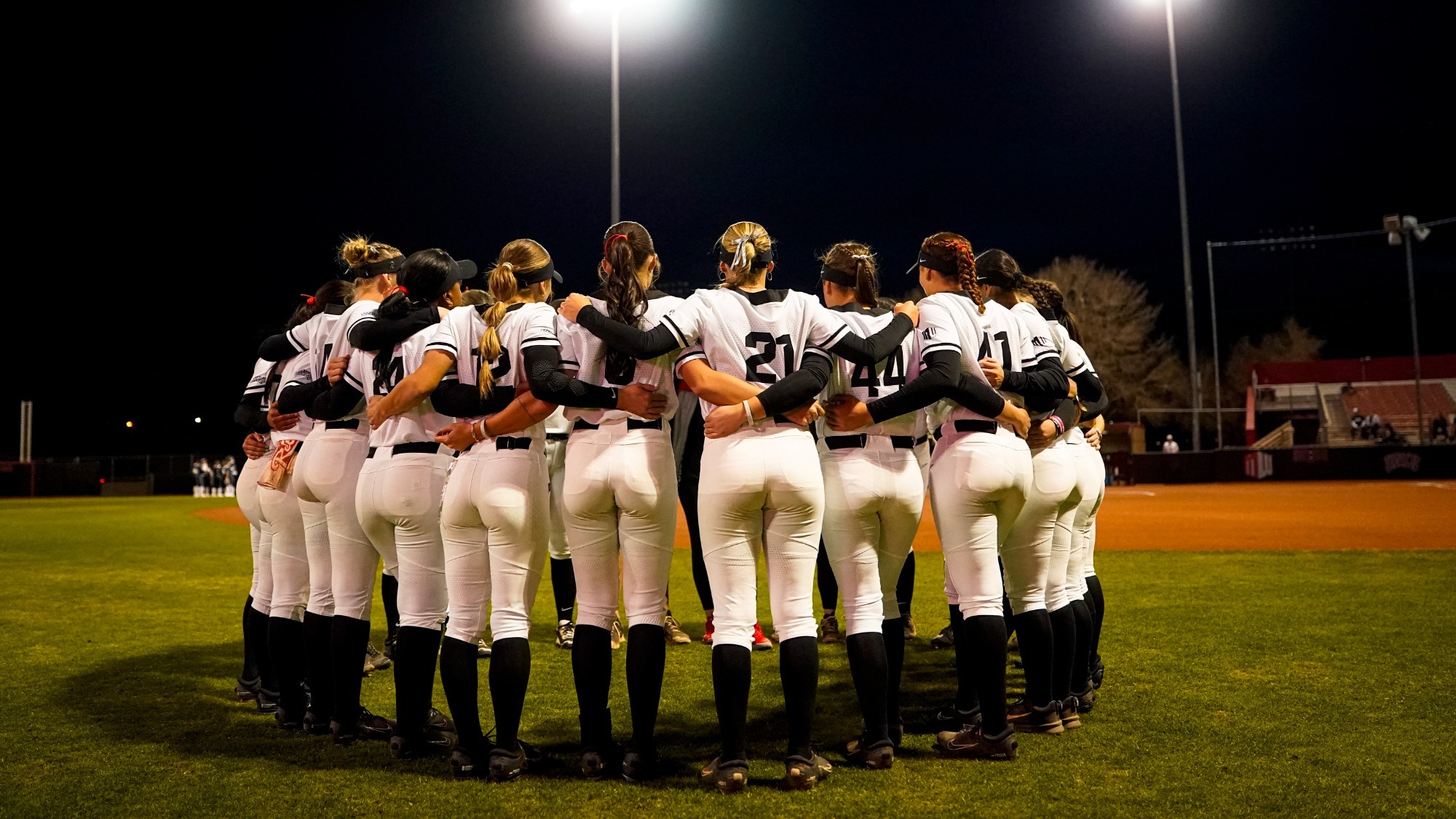 softball huddle