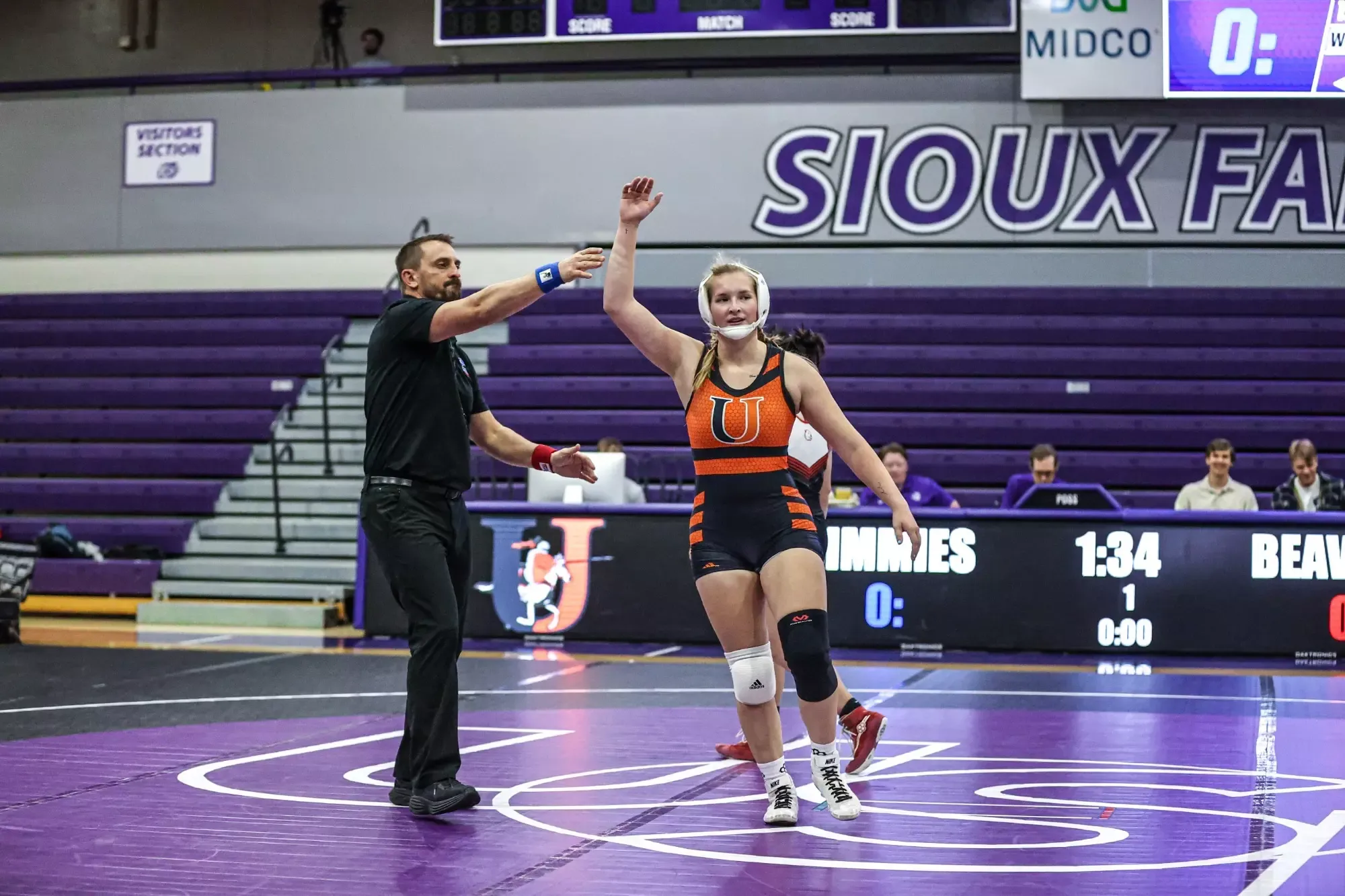 The Jimmie women's wrestling team split a pair of duals on Sunday, November 16, 2025