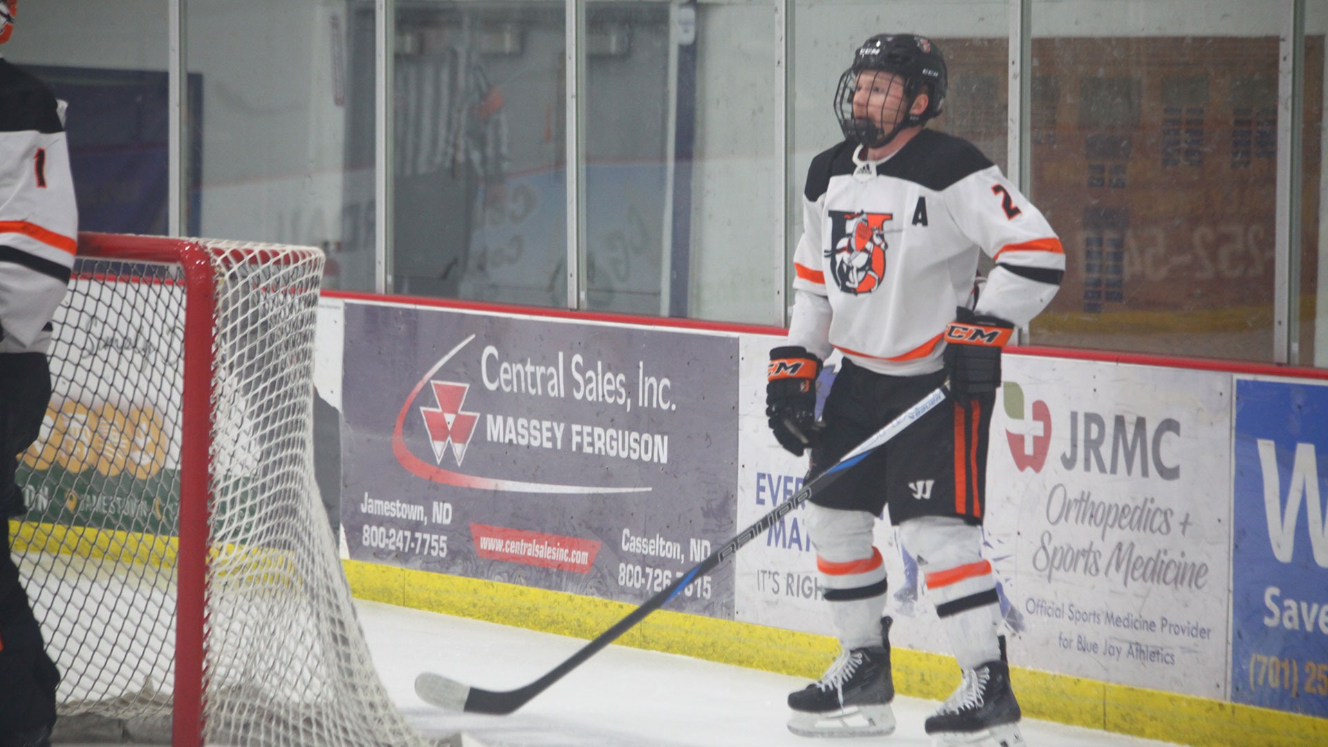 Jimmie men's hockey lost 8-1 at Midland on January 10, 2026