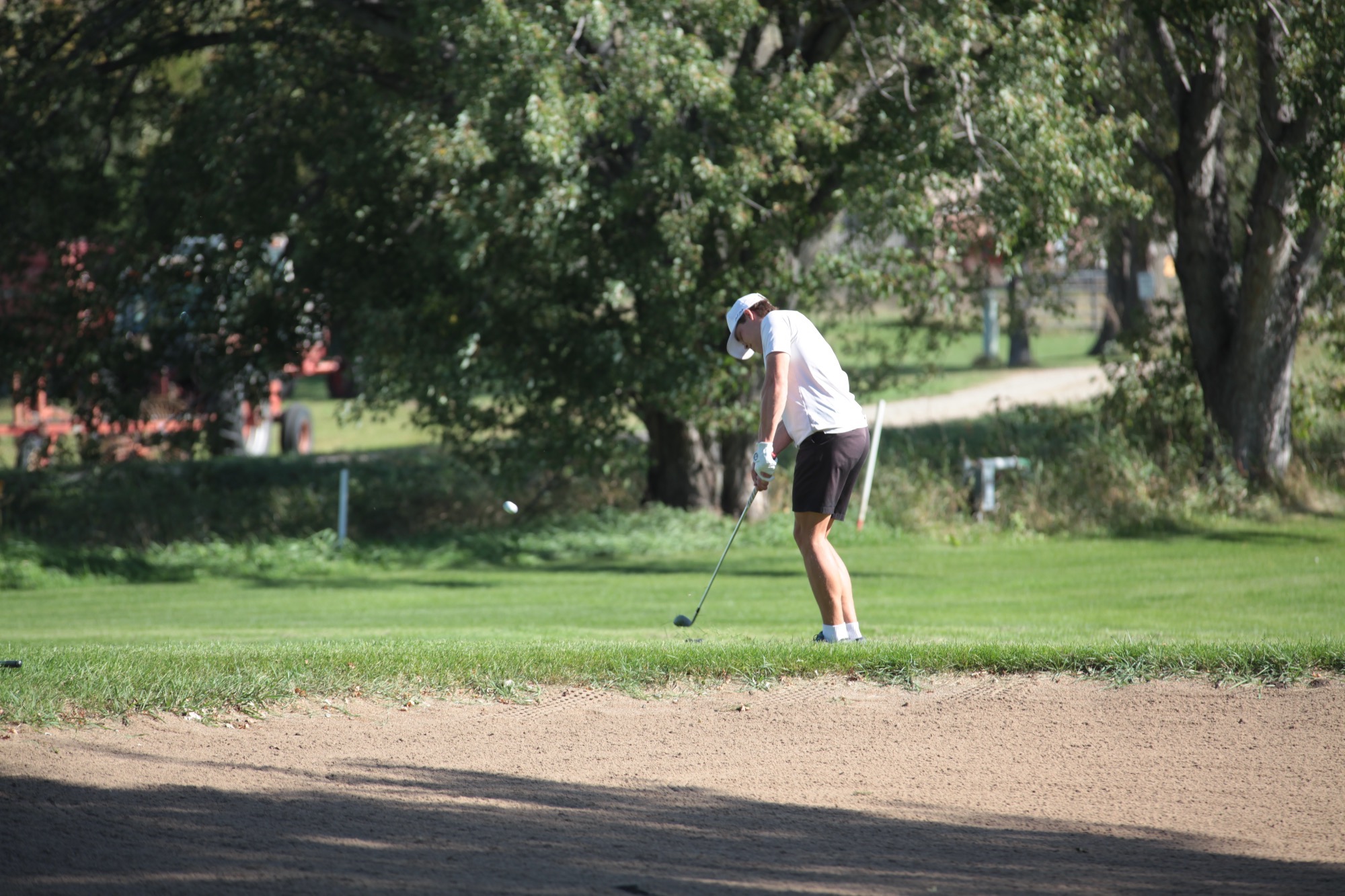 UJ Men’s Golfer hitting a chip shot to the inner green 
