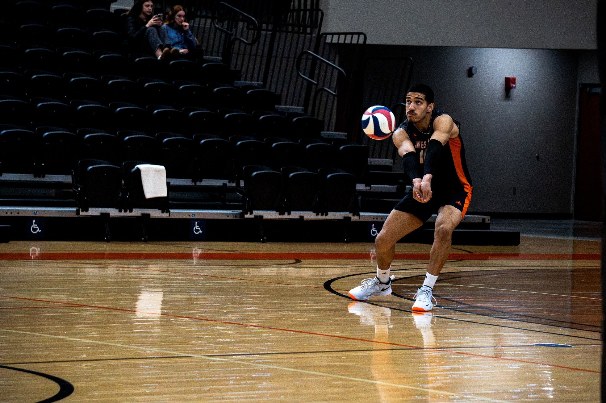 #18 Ladarius Williams serve receiving from the back row