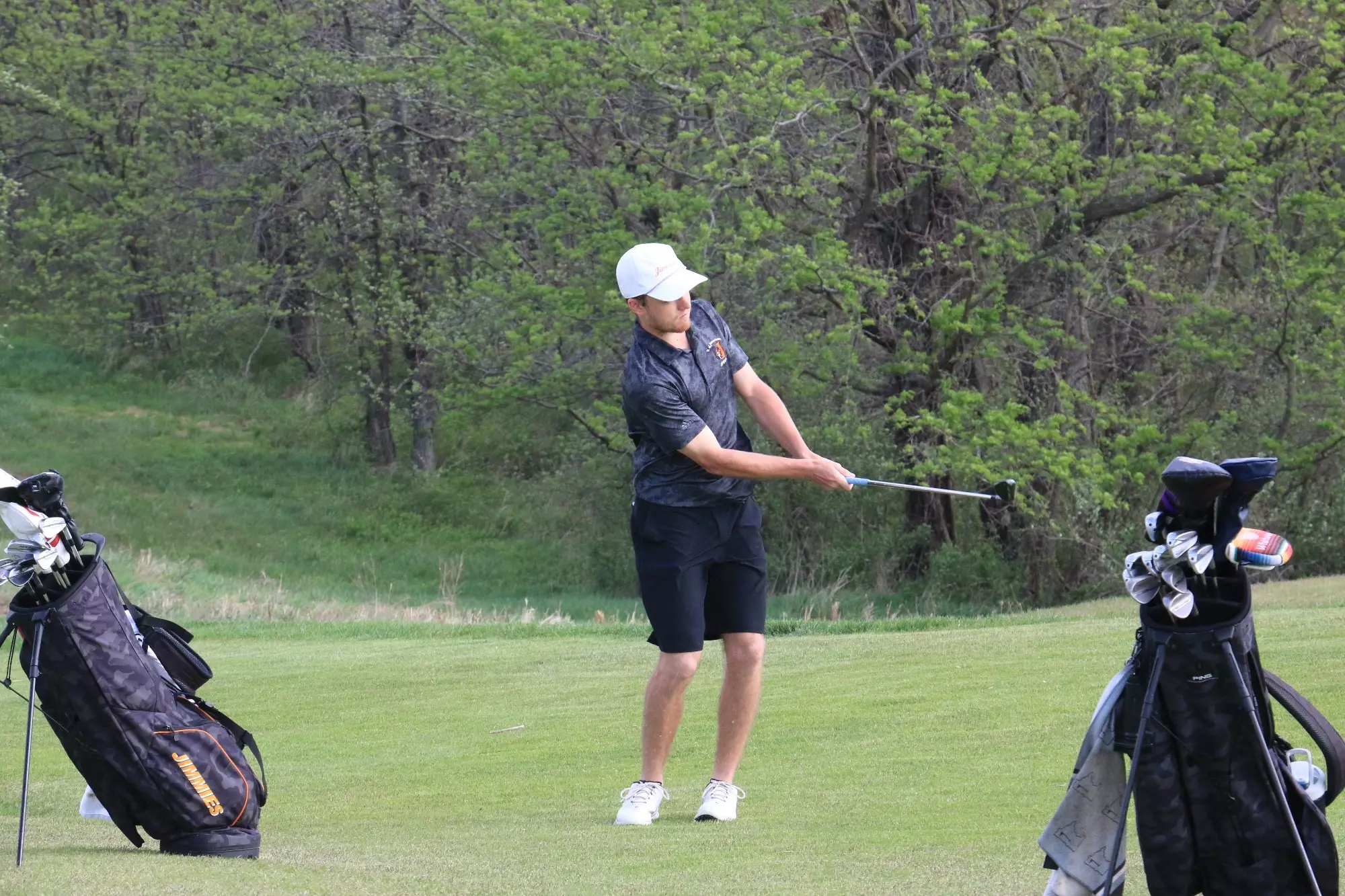 Carter Johnson hits a chip shot in the NSIC Championship in Smithville, MO on April 17, 2026 