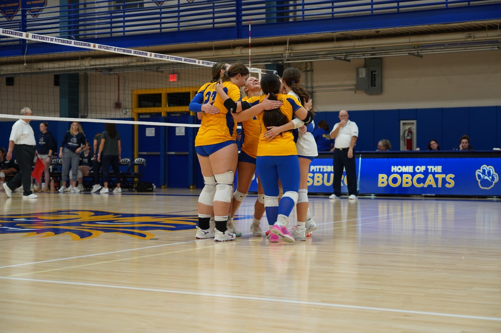 huddle after mount