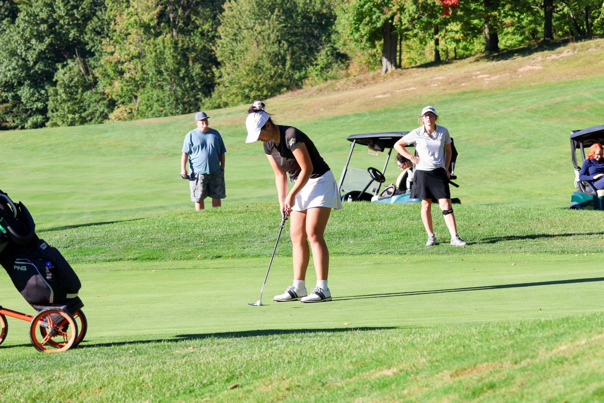 Richtier Hanslkie putting golf ball