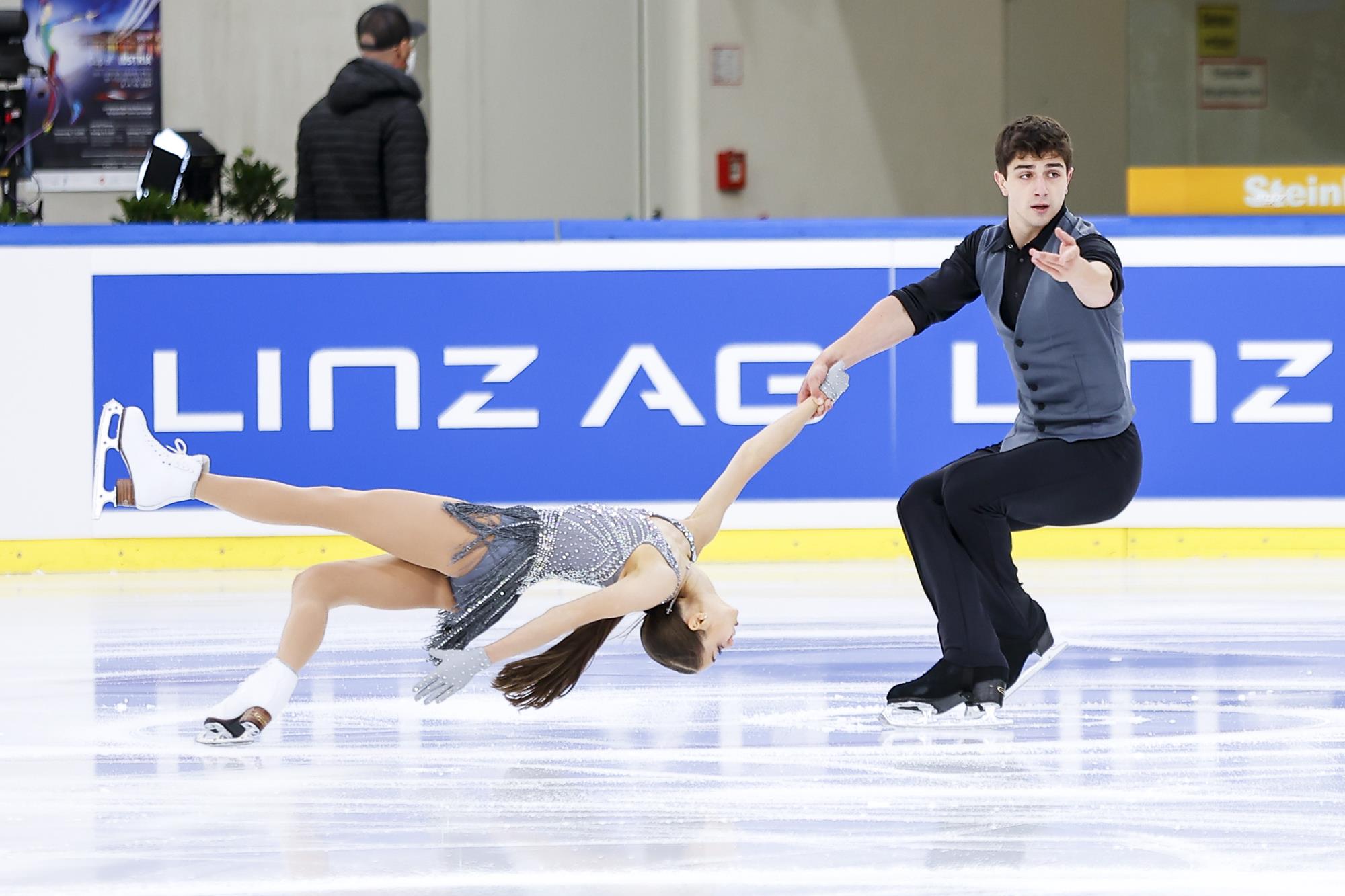 Anastasiia Smirnova and Danil Siianytsia in an death drop spin.