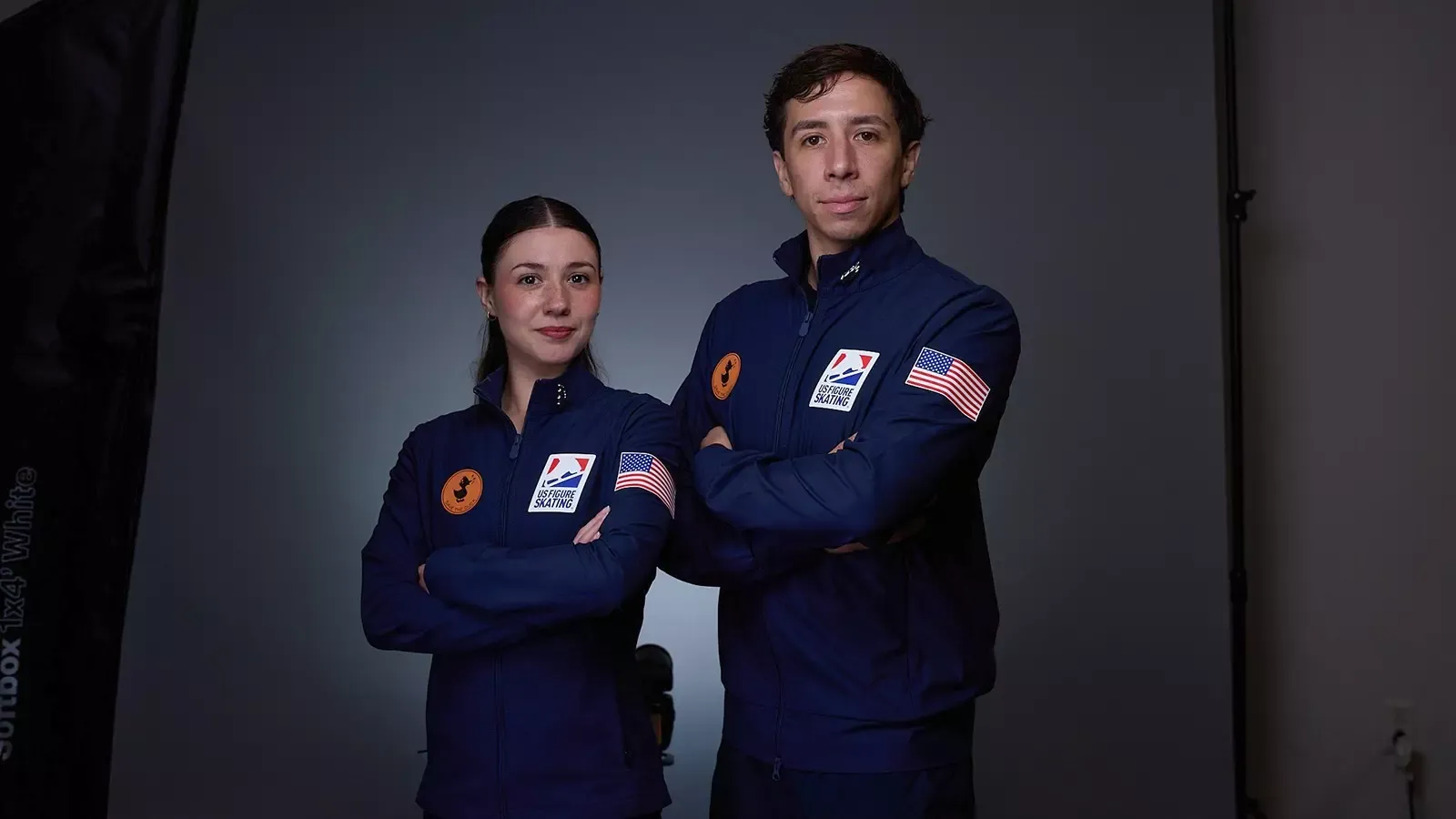 Arms folded, wearing blue national team jackets, Valentina Plazas and Maximiliano Fernandez show their determination. 