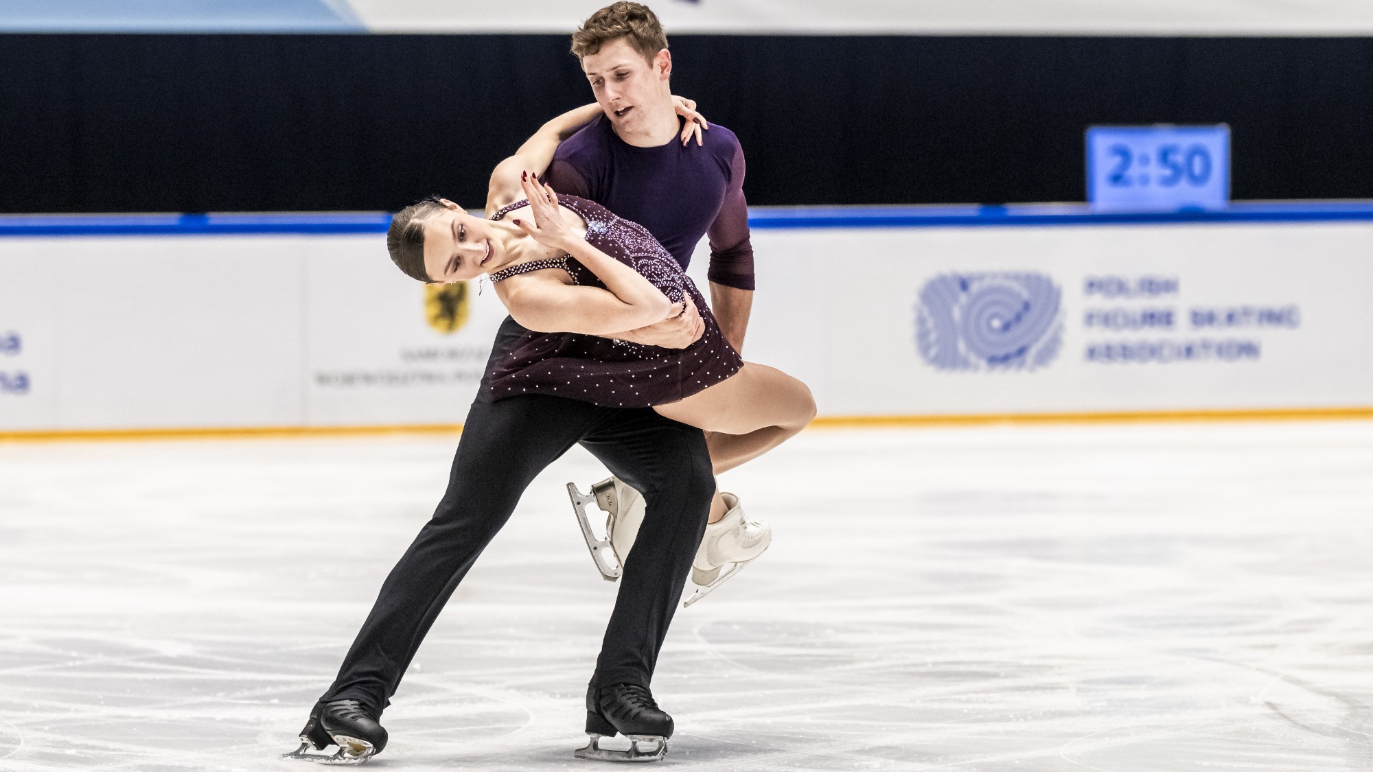 Jakub Galbavy carries Reagan Moss across the ice at JGP Poland.