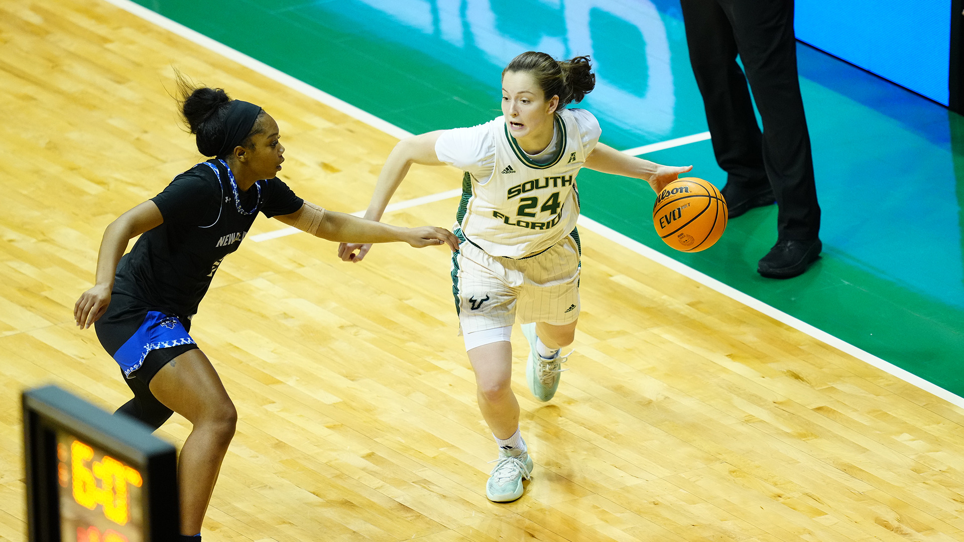 WBB Raina Tomasicka driving to the basket against New Orleans