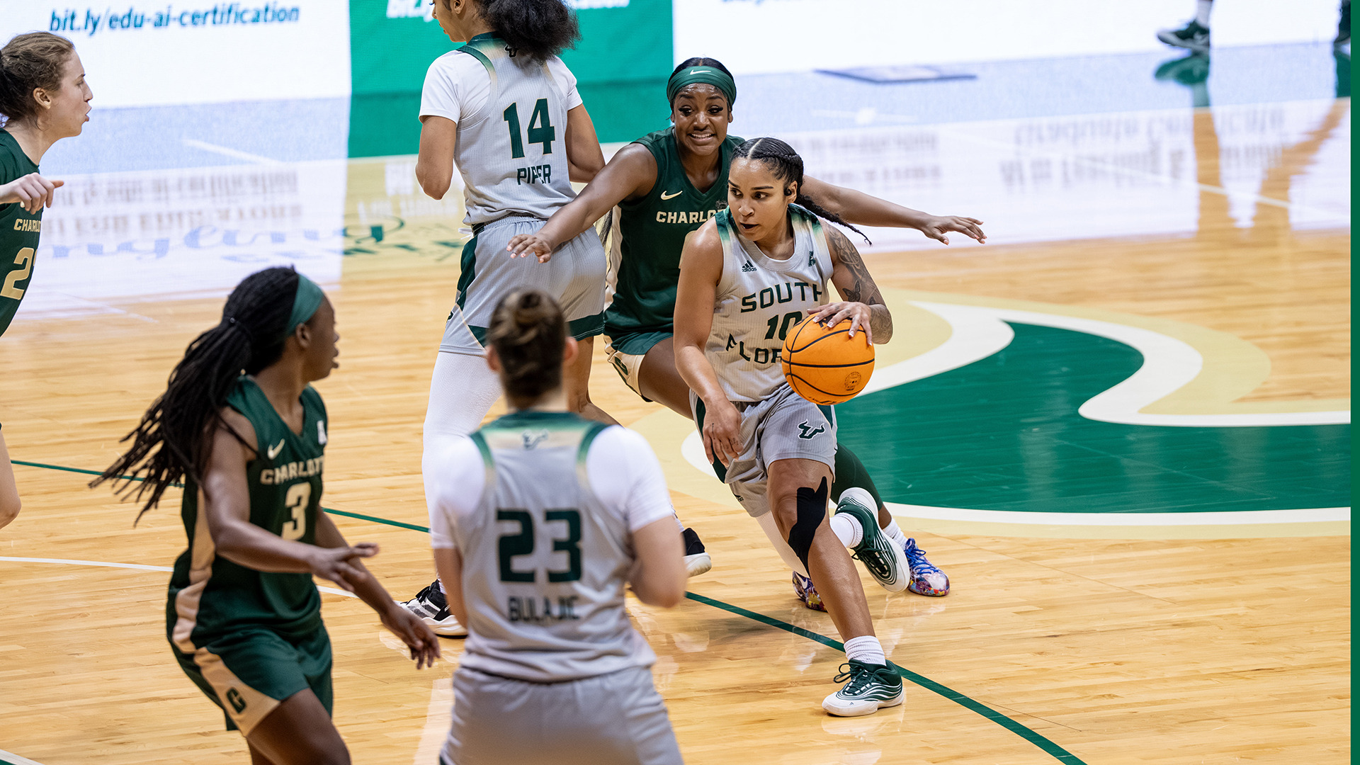 Edyn Battle driving to the basket against Charlotte