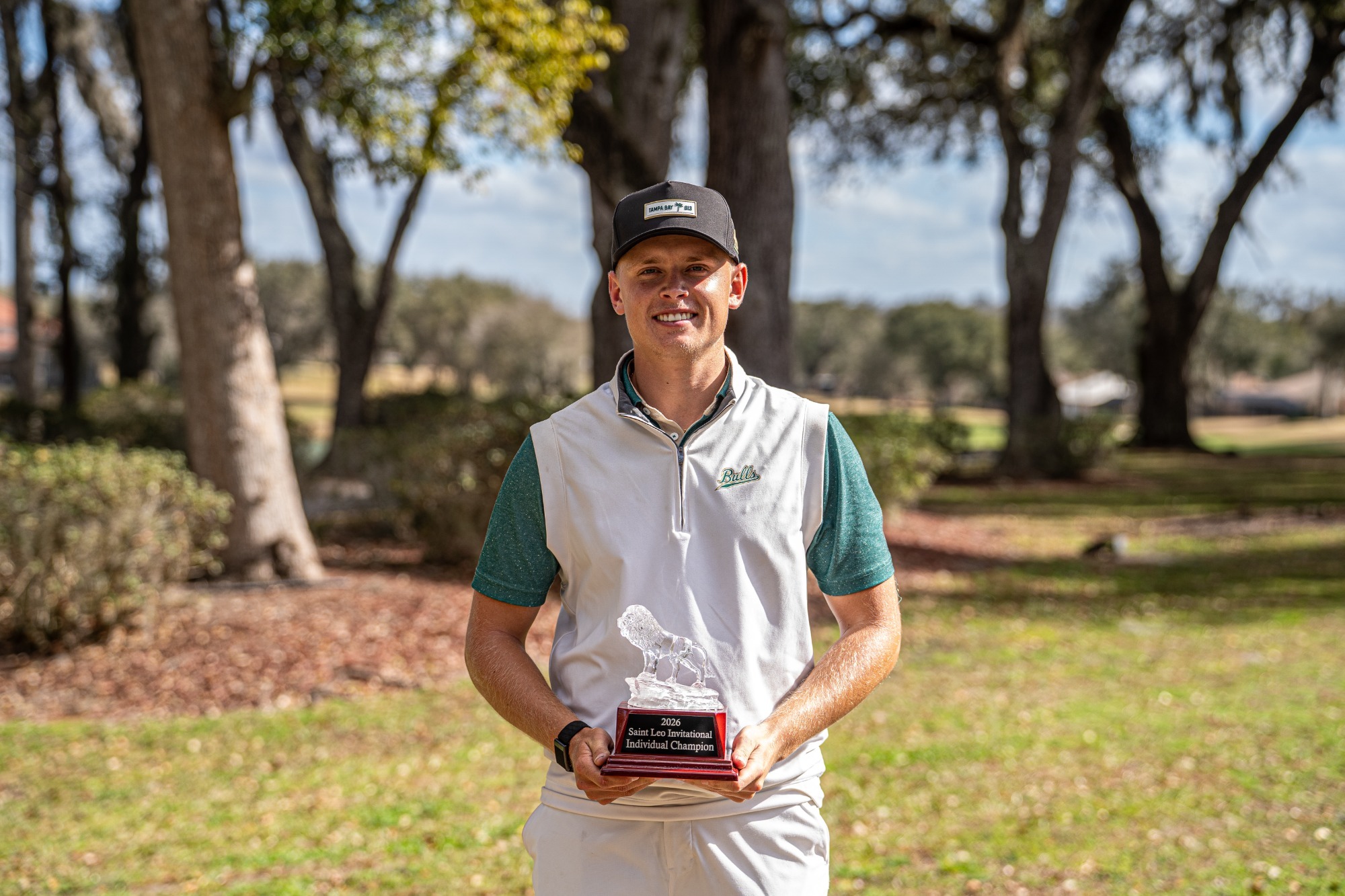 Nino Palmquist holding his trophy