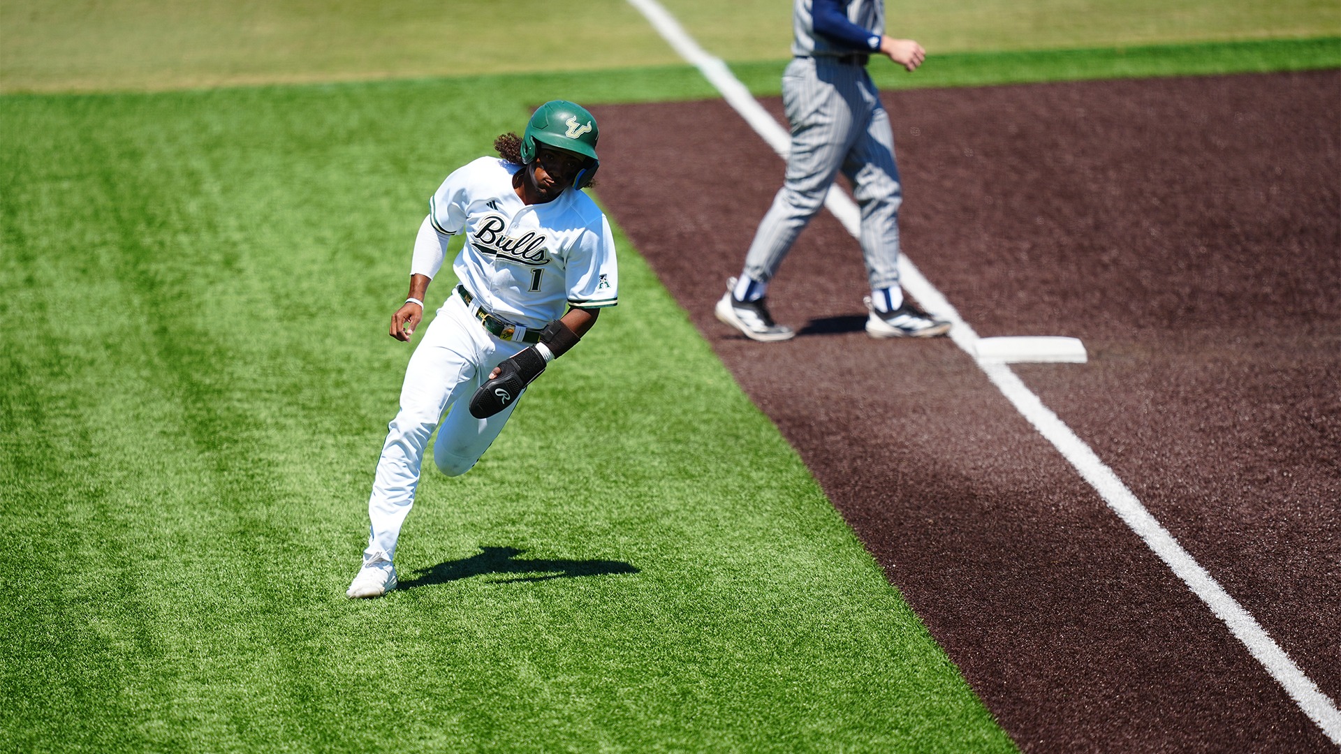 Jevin Relaford rounding third headed for home.