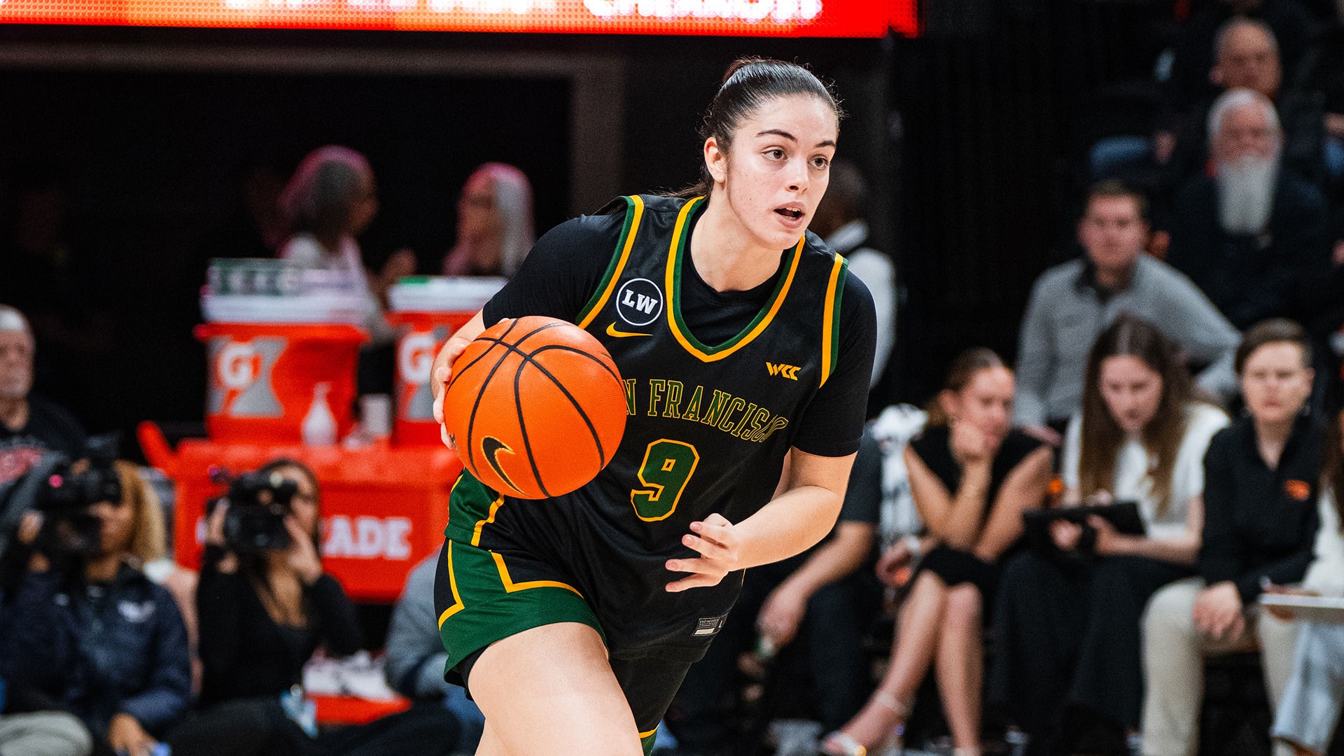 Aina Cargol dribbling at Oregon State 2026