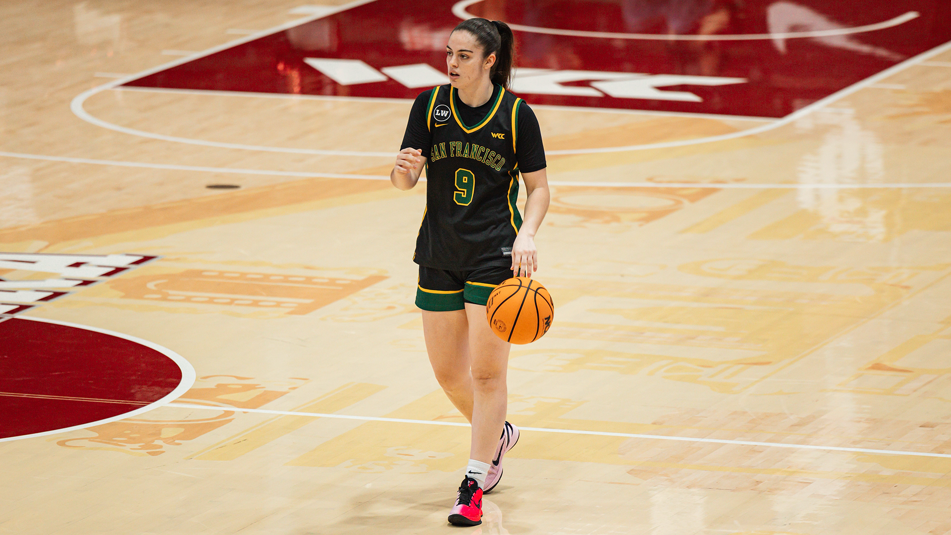 Aina Cargol dribbling at Santa Clara 2026