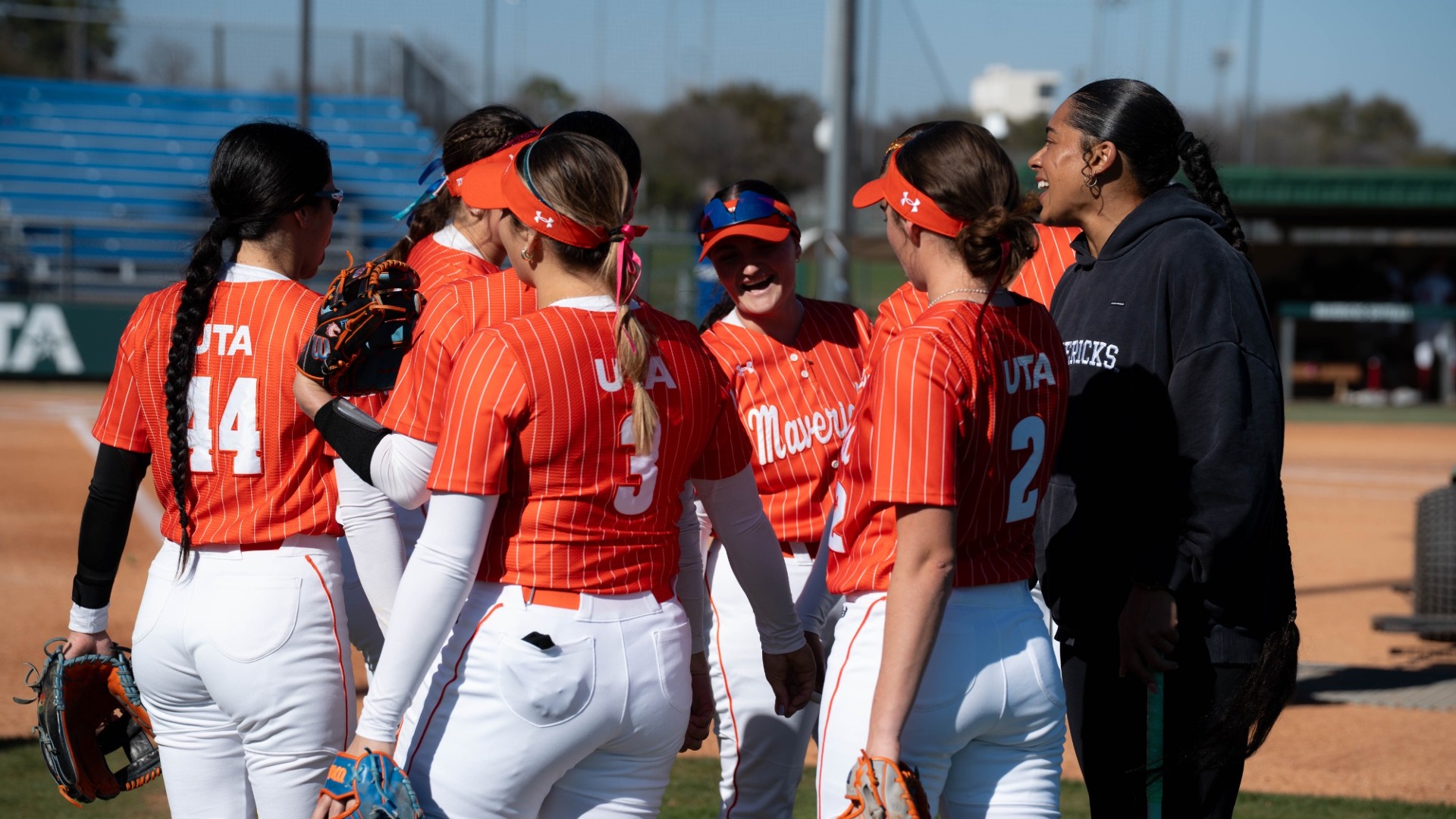 uta sb high fiving