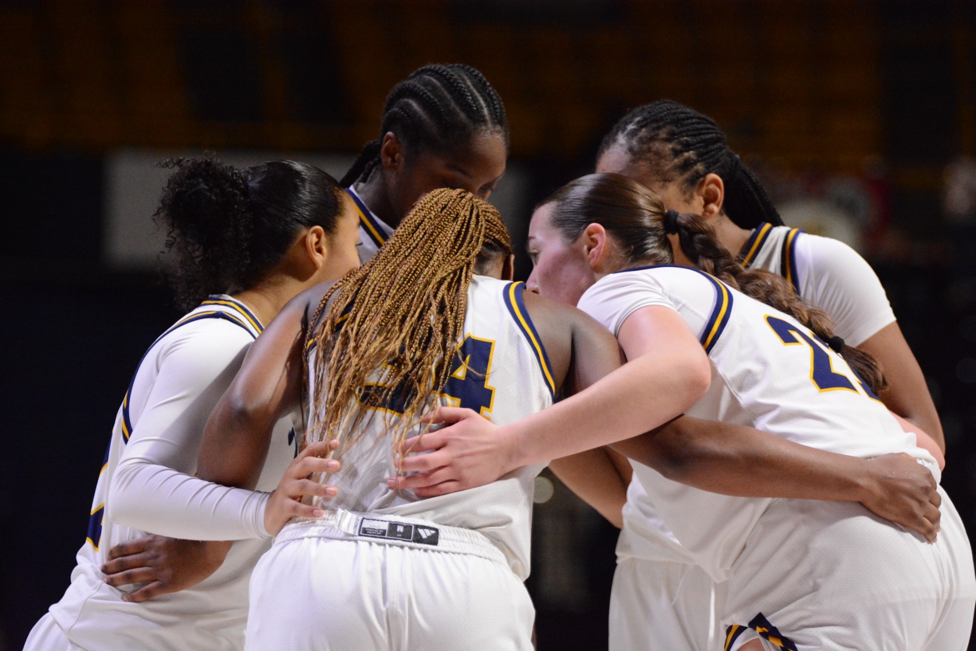 wbb team huddle