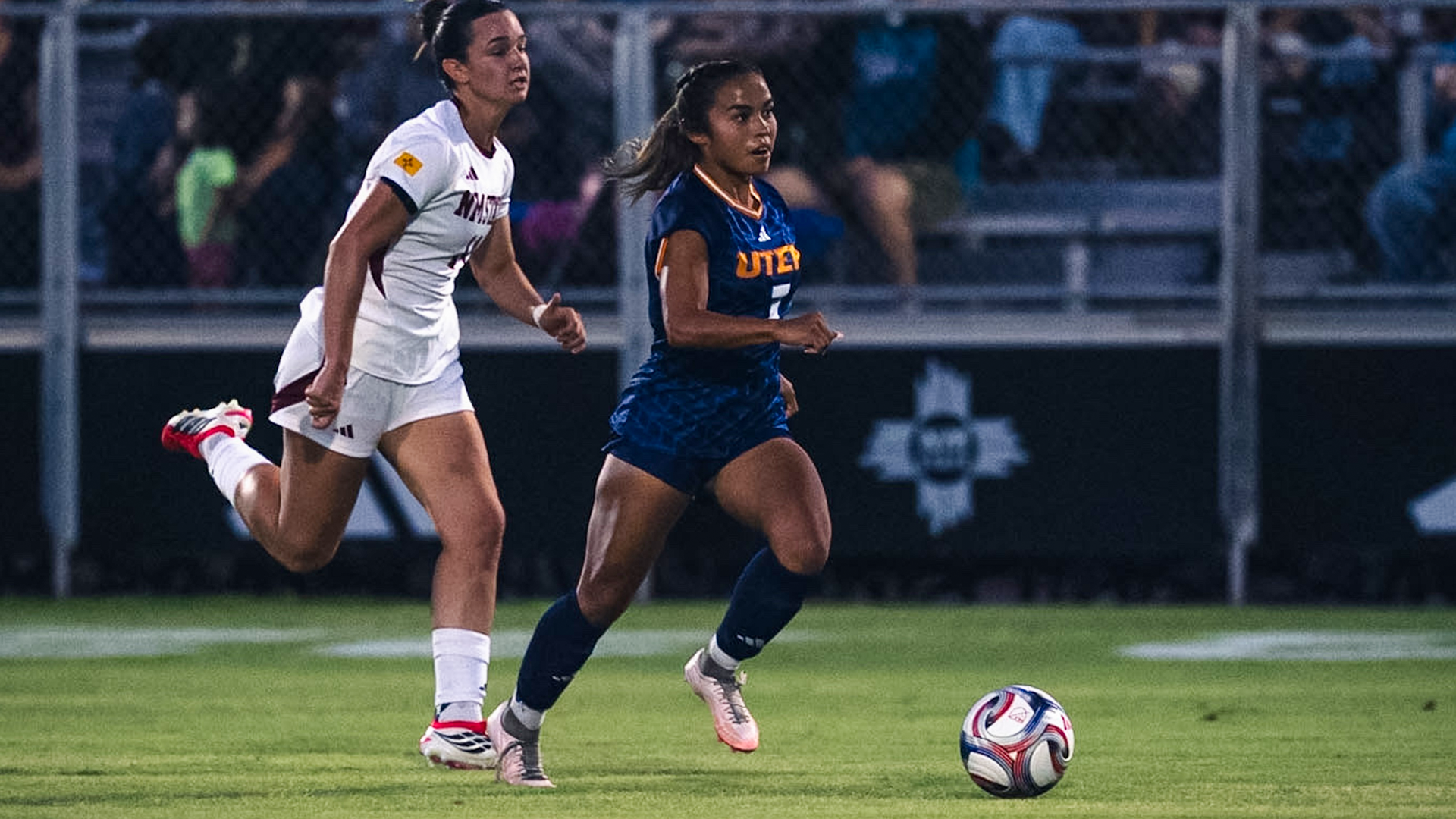 Anai Lopez-dribbling