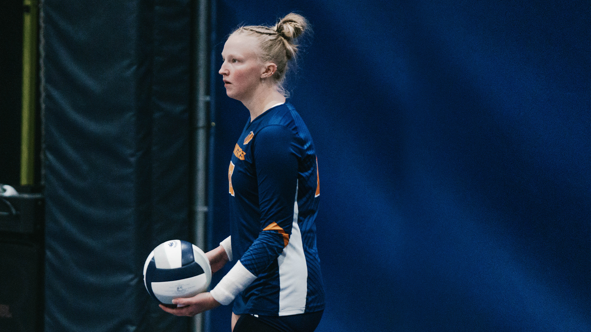 VB-Lauren Perry-serve