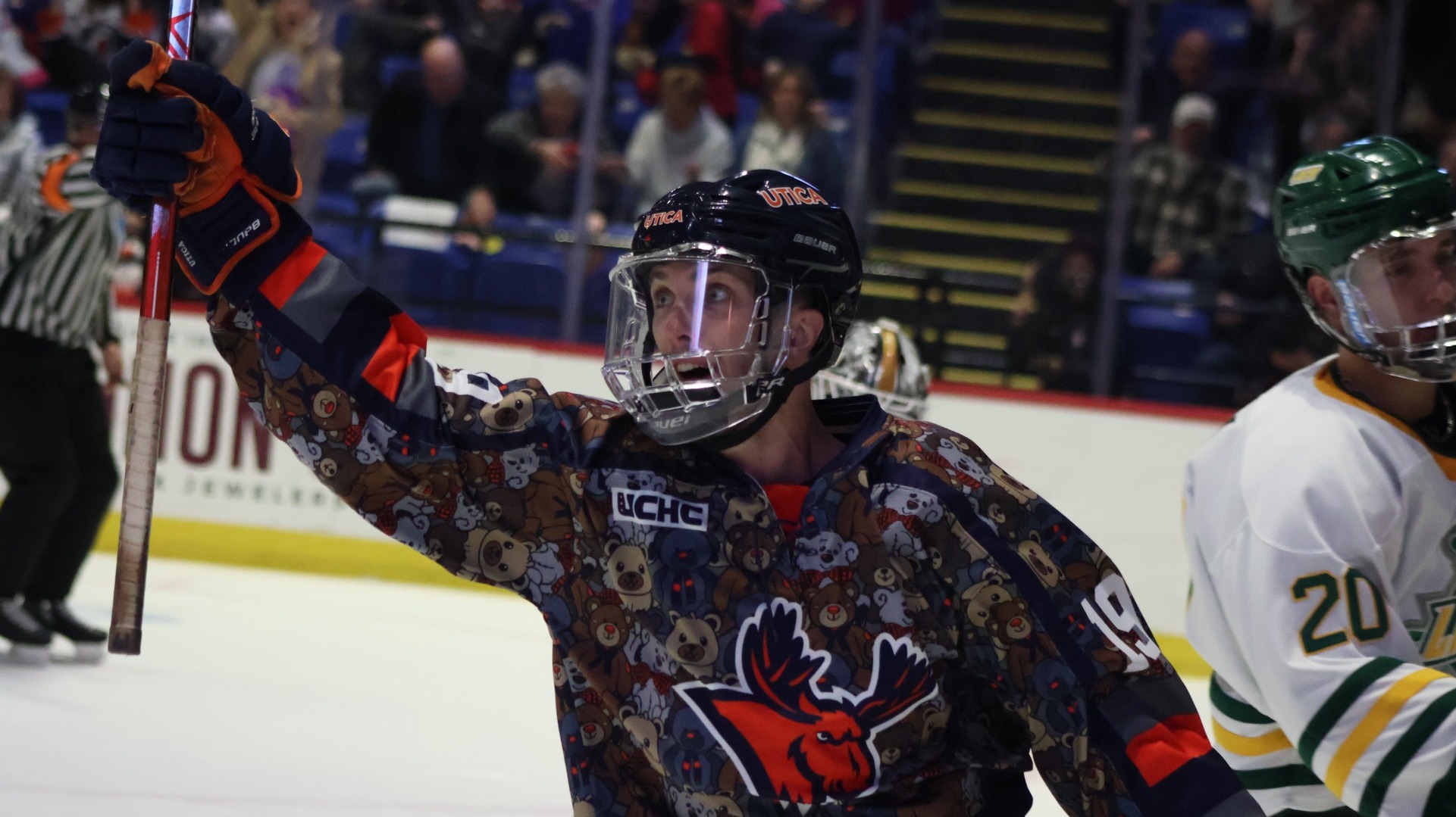 No. 1 Men's Hockey Wins its Ninth in a Row to Stay Unbeaten in UCHC