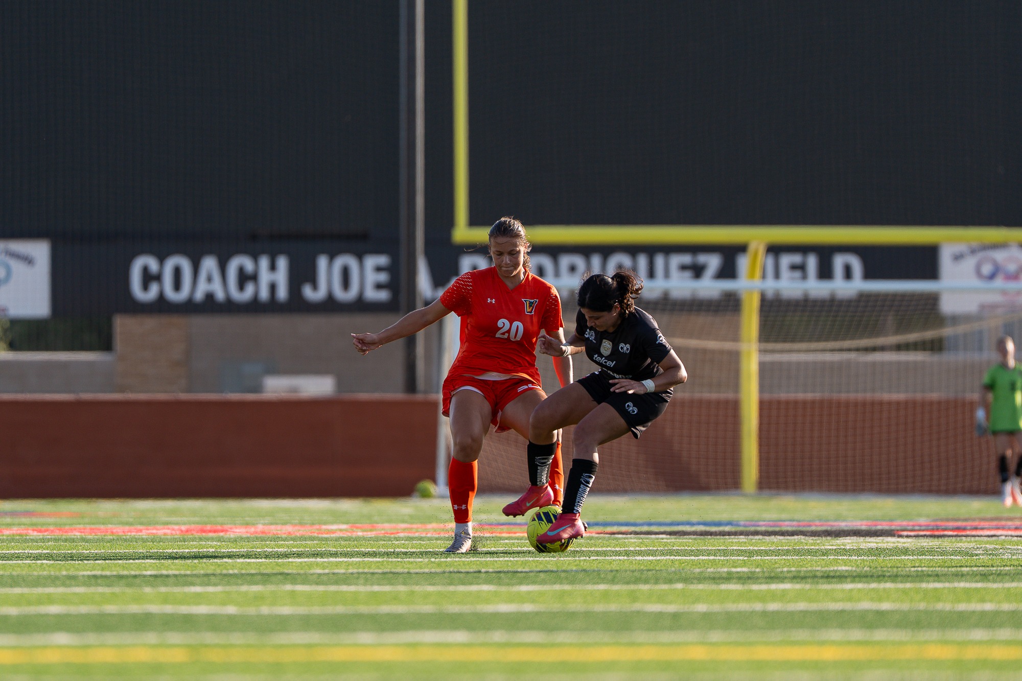 Linnea Eld playing defense versus Tec de Monterrey