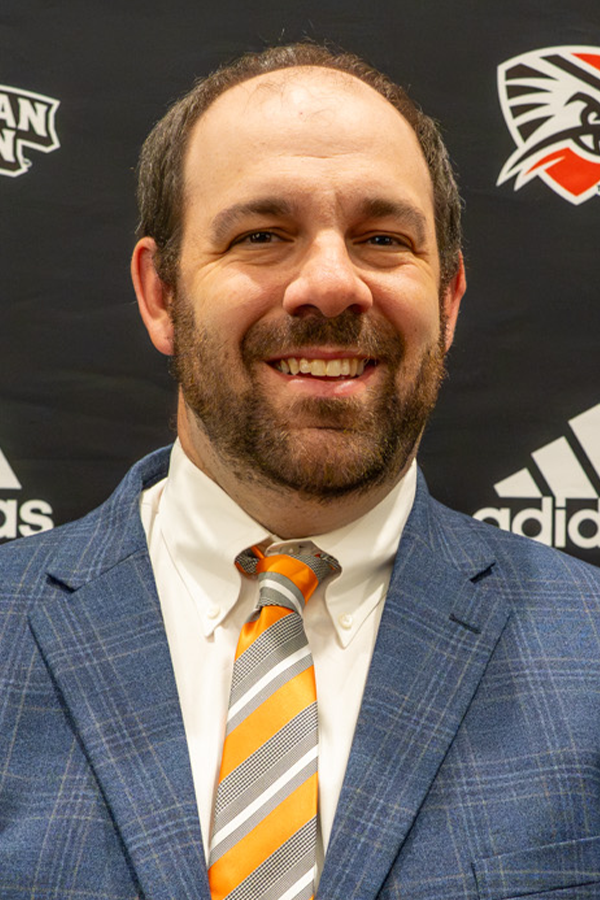 Head shot of Elliott Wratten