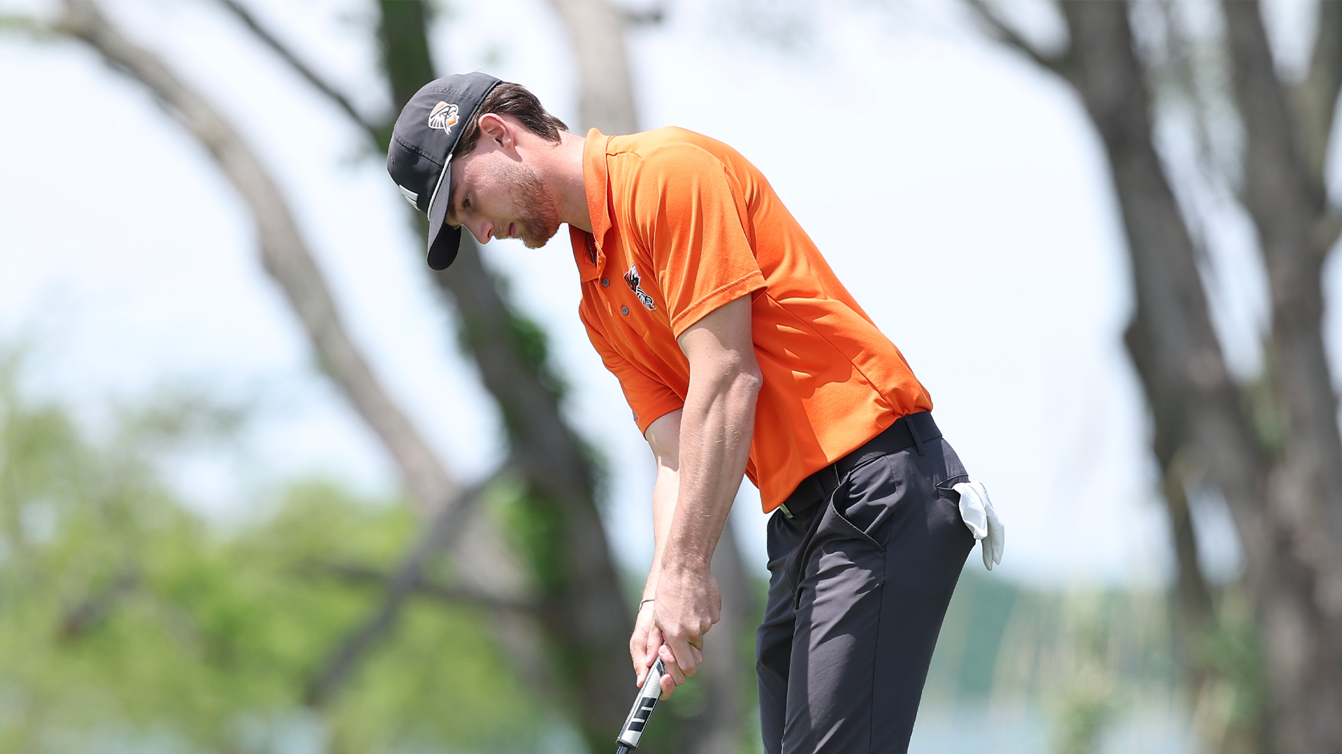 Will Tate preparing to putt