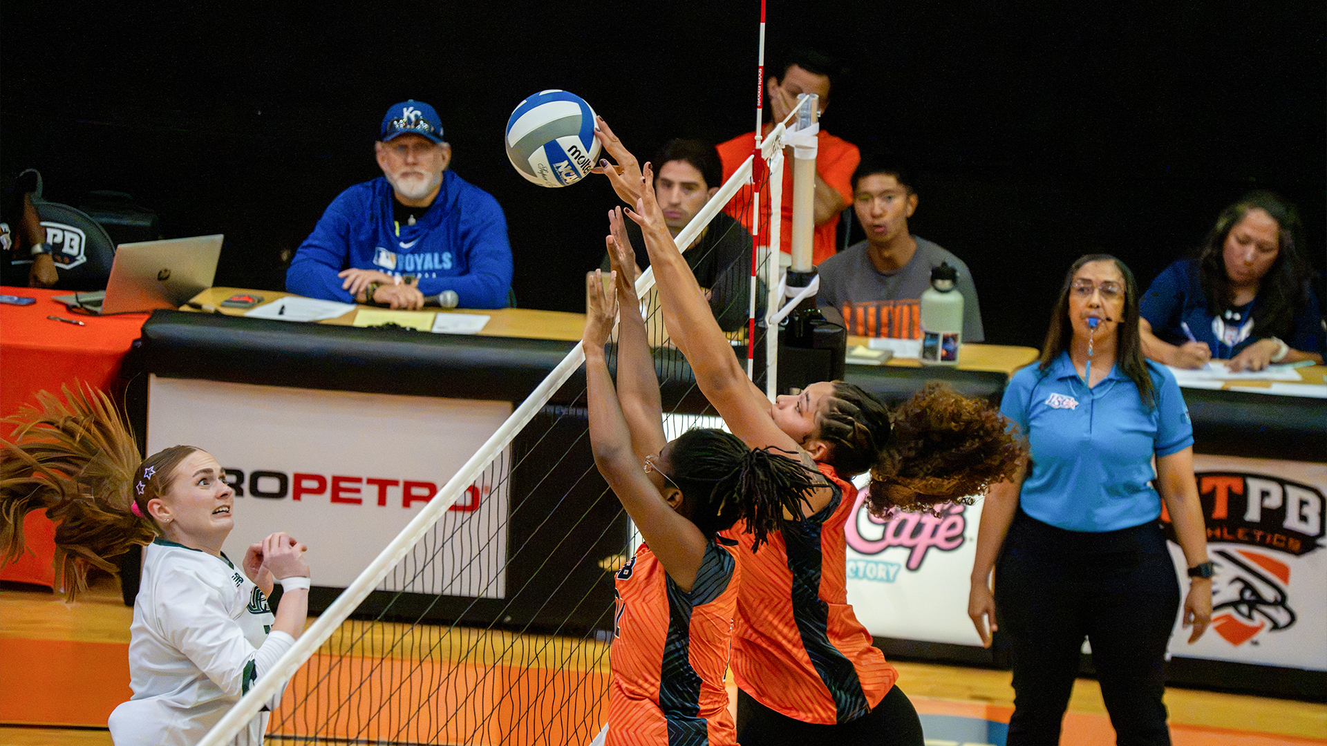 Sydney Bradley blocks UT Dallas attack